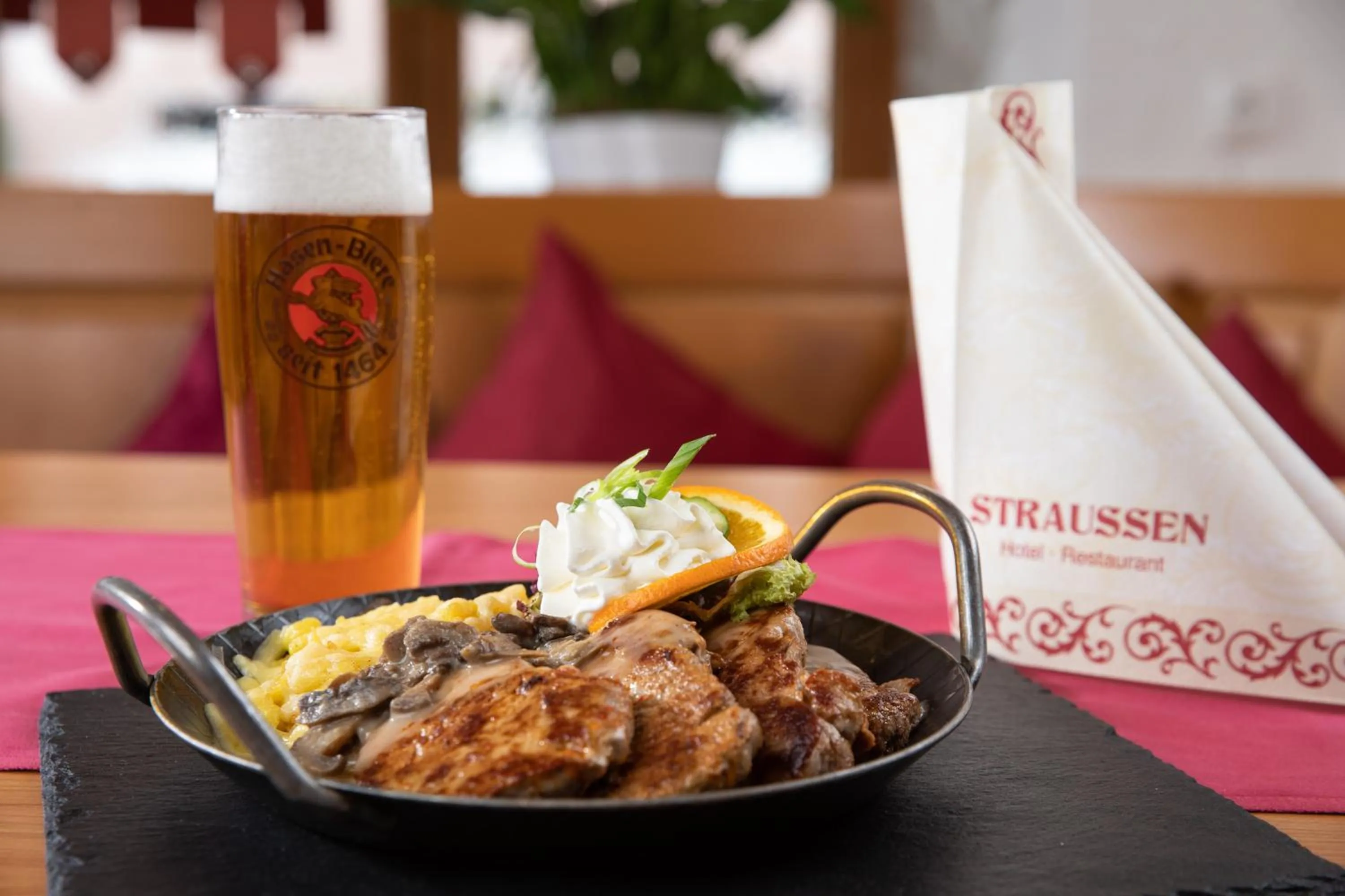 Food and drinks in Hotel-Restaurant Straussen