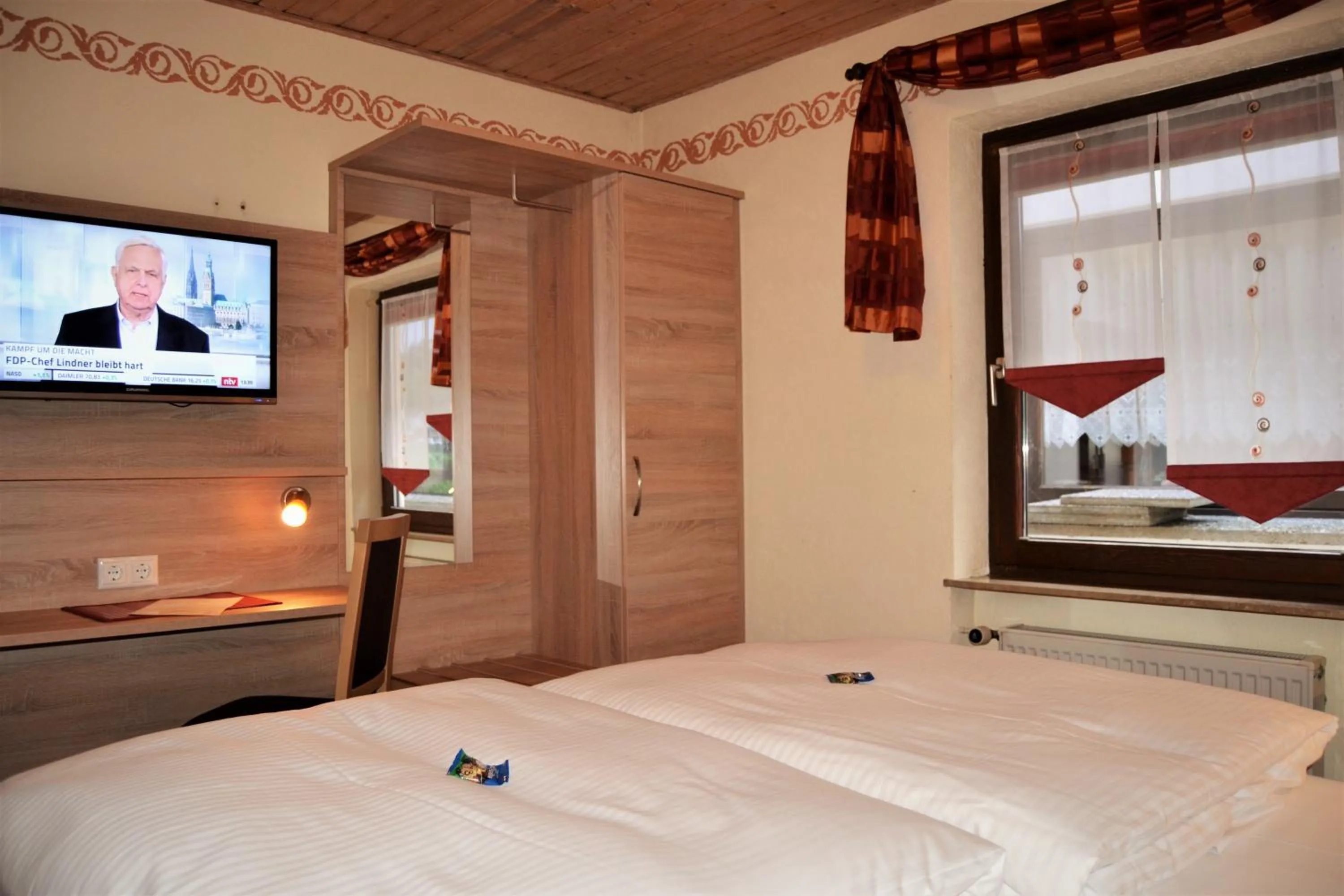 Photo of the whole room, Bed in Hotel-Restaurant Straussen