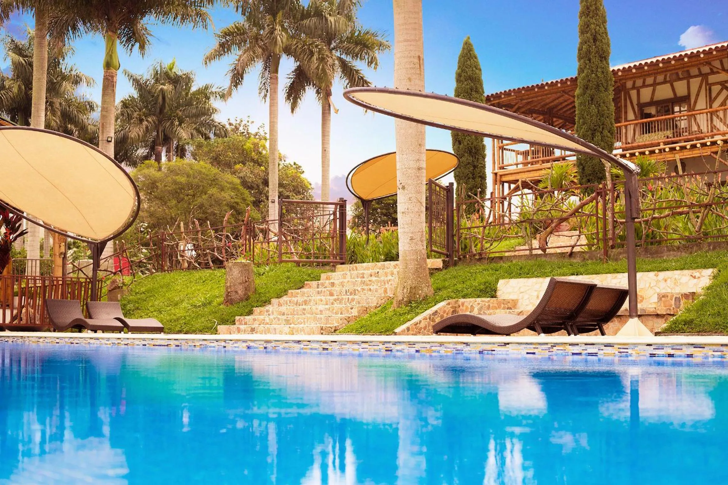 Swimming pool in Hotel Casa San Carlos Lodge Pereira