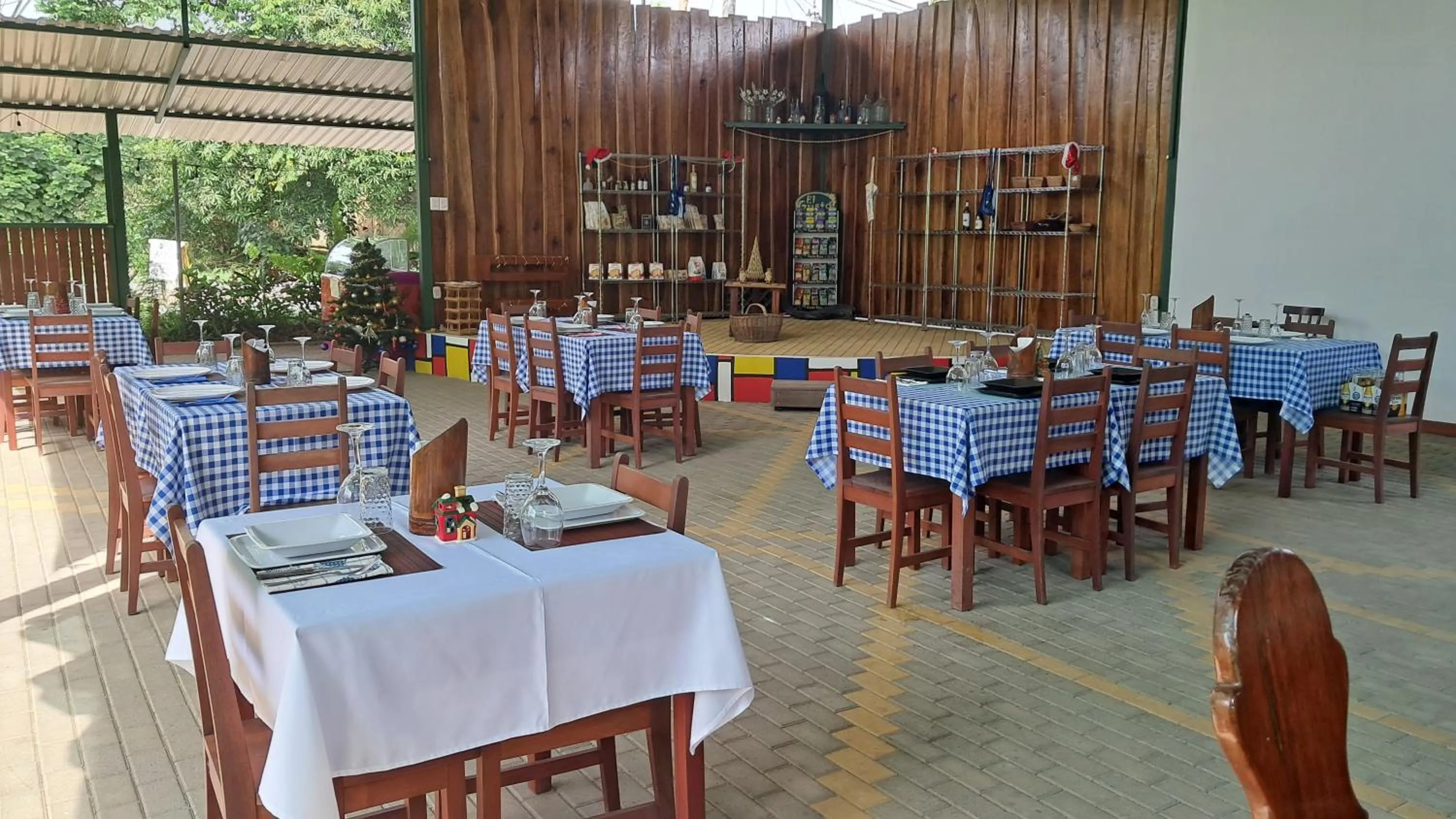 Restaurant/places to eat in Dolce Uvita