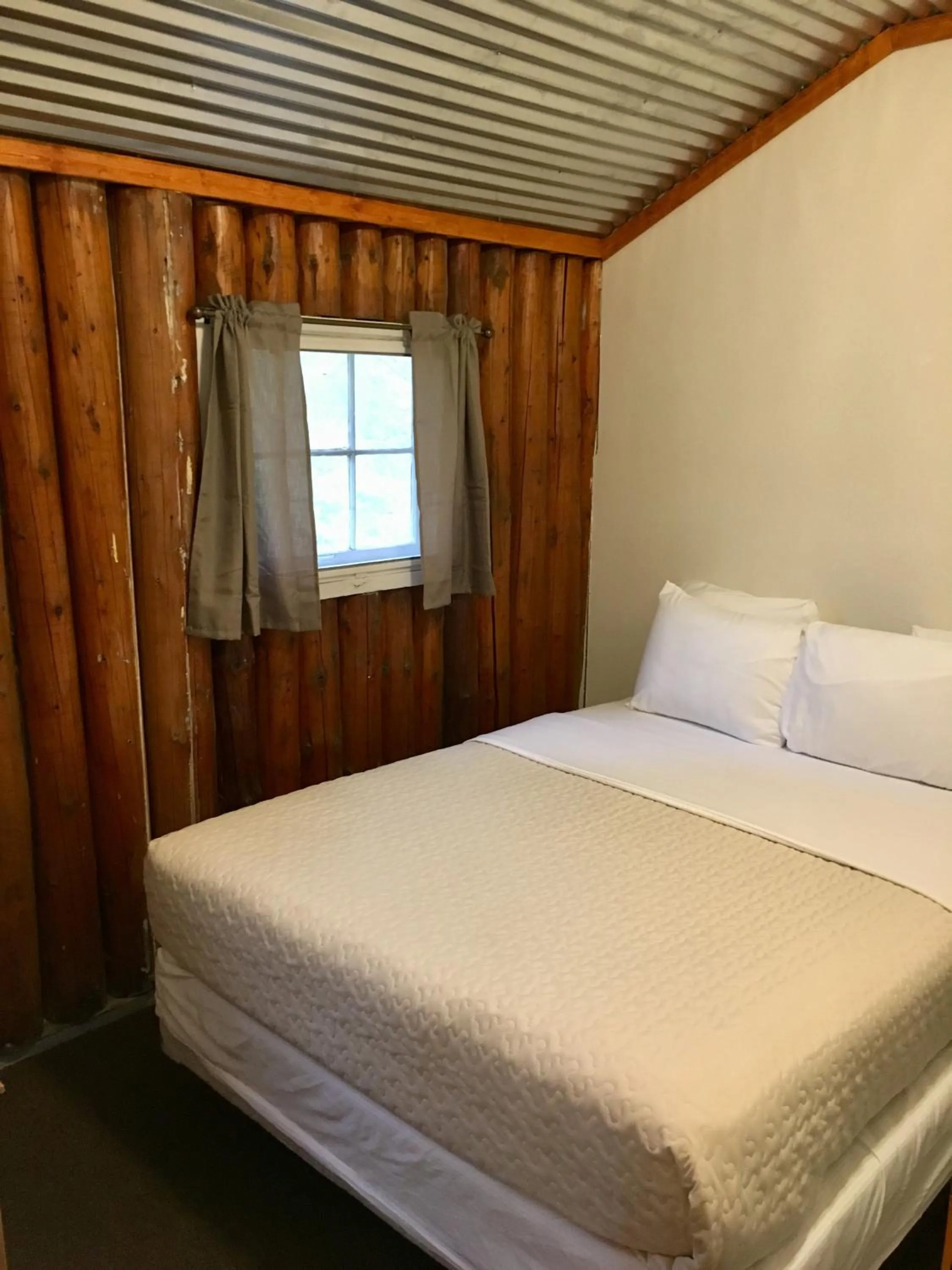 Hanging Horn Lakeside Resort