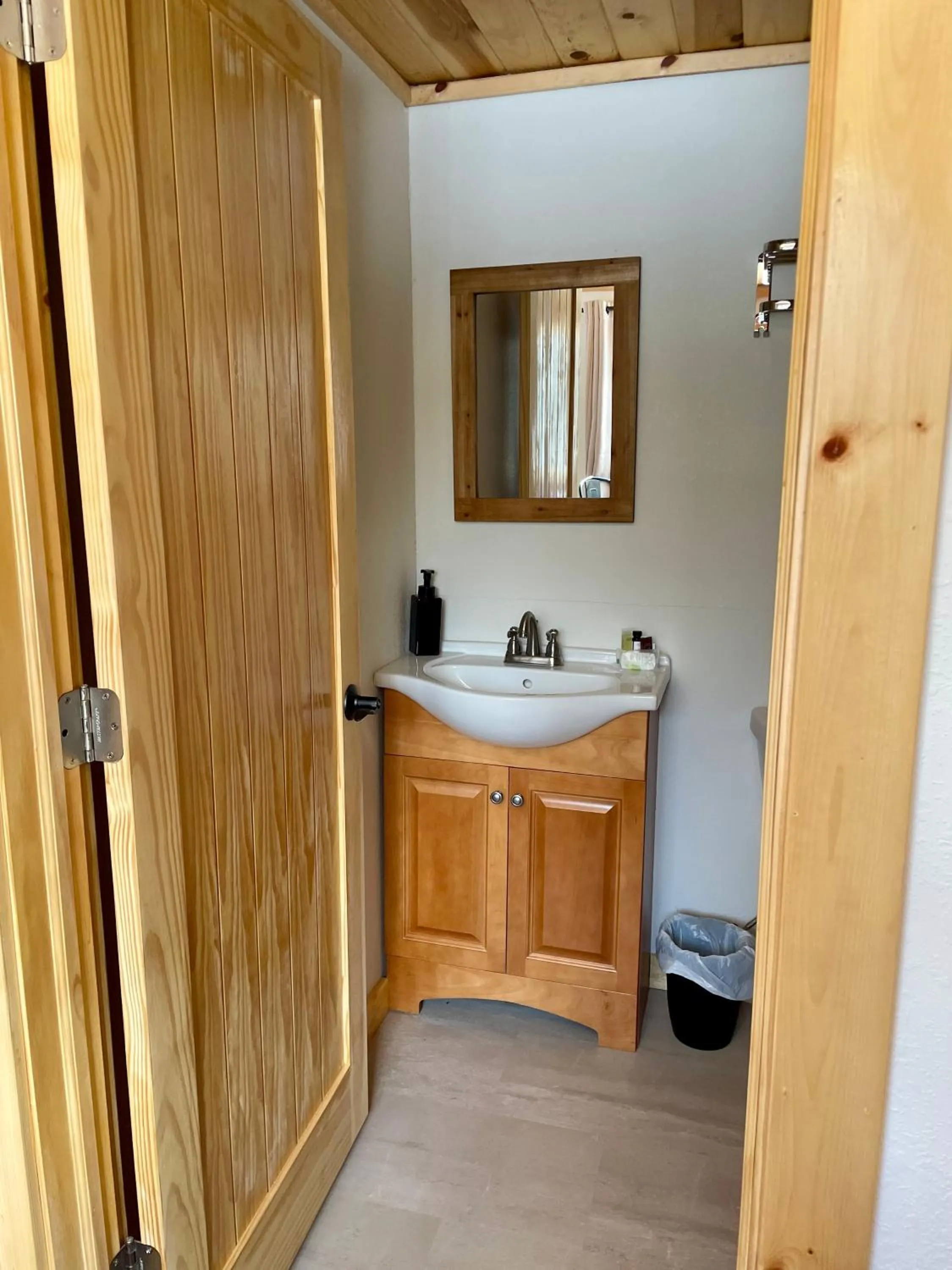 Bathroom in Hanging Horn Lakeside Resort