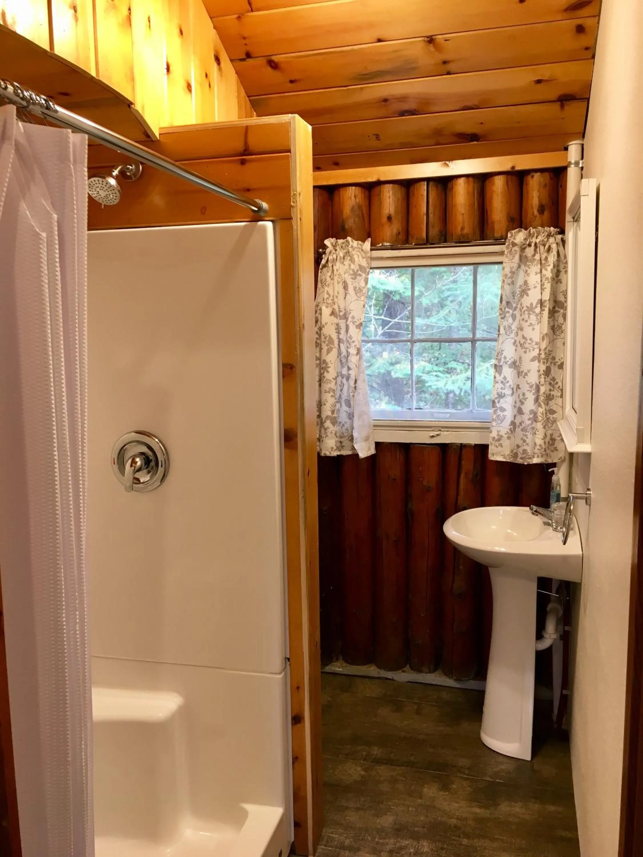 Hanging Horn Lakeside Resort