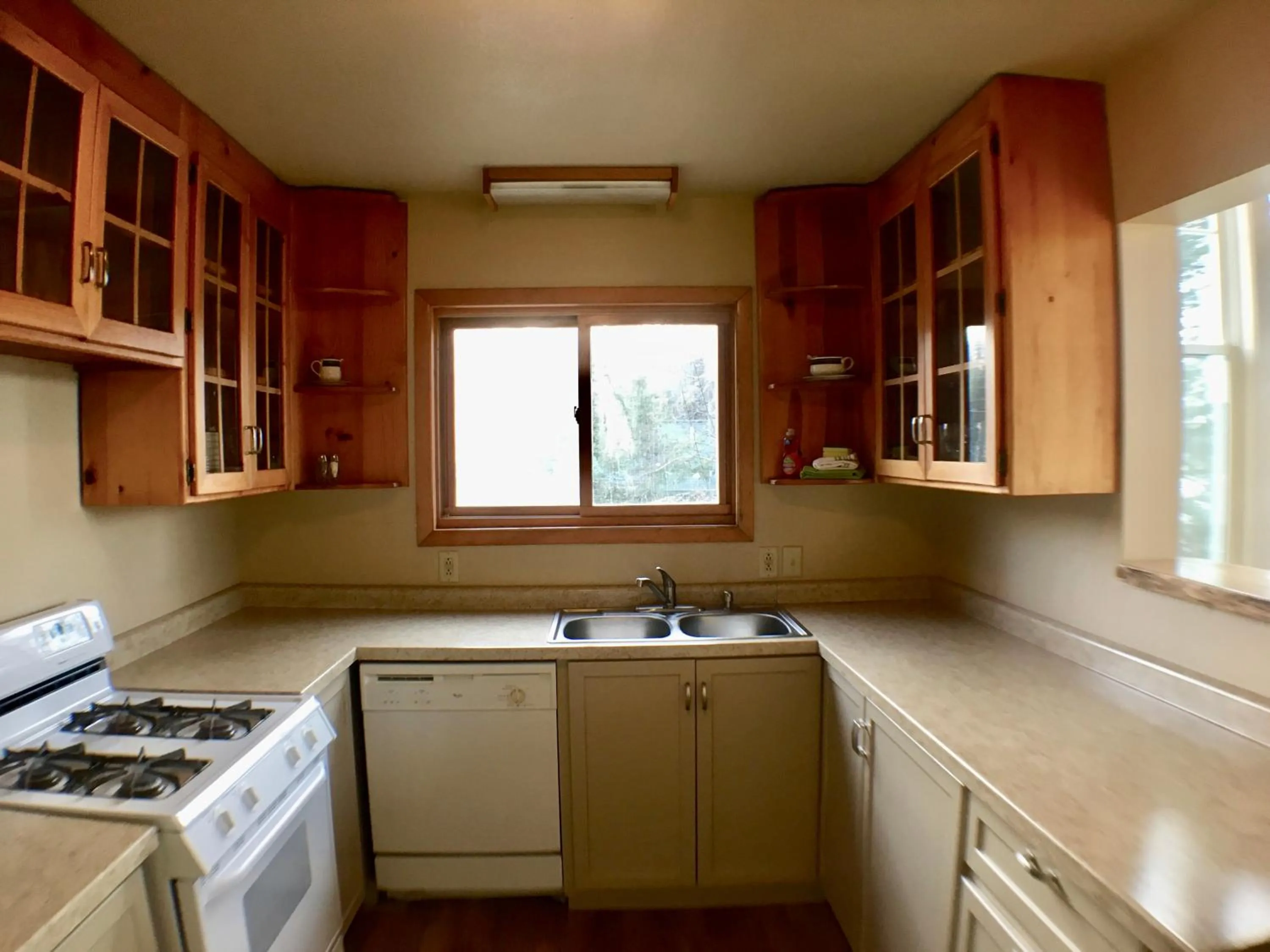 Kitchen or kitchenette in Hanging Horn Lakeside Resort