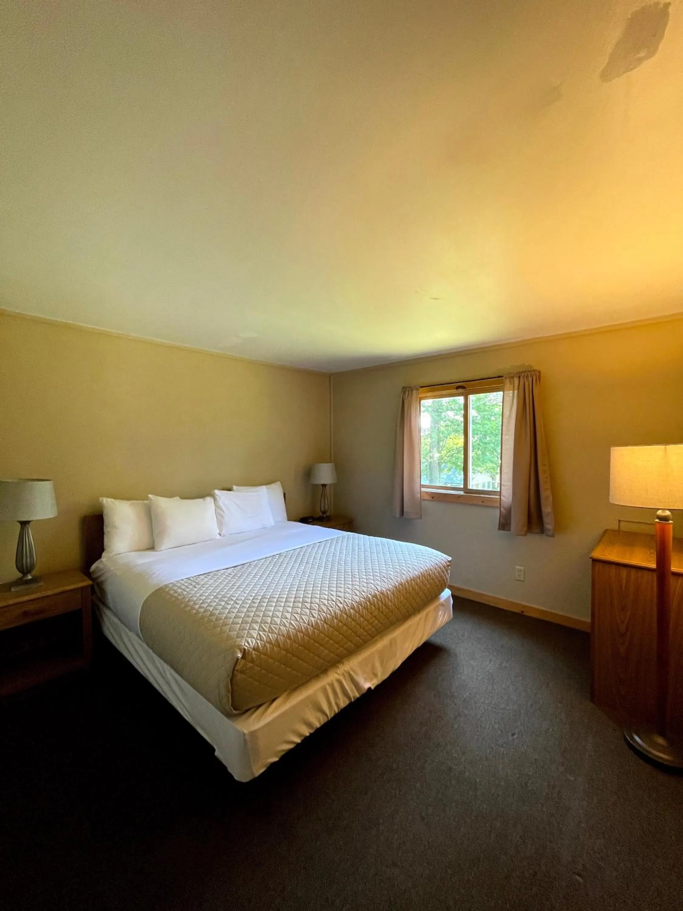 Hanging Horn Lakeside Resort