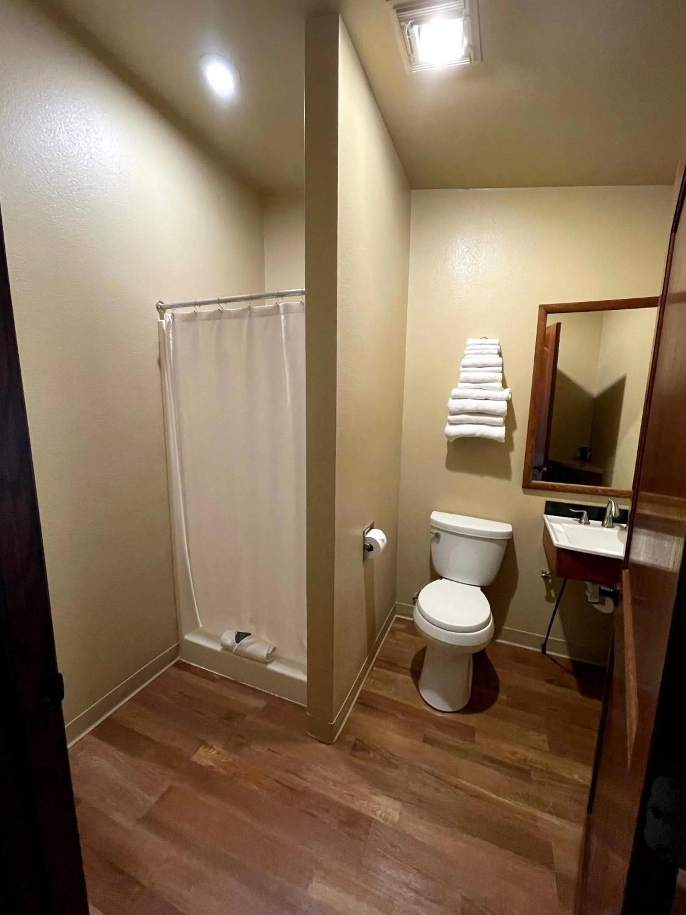 Hanging Horn Lakeside Resort