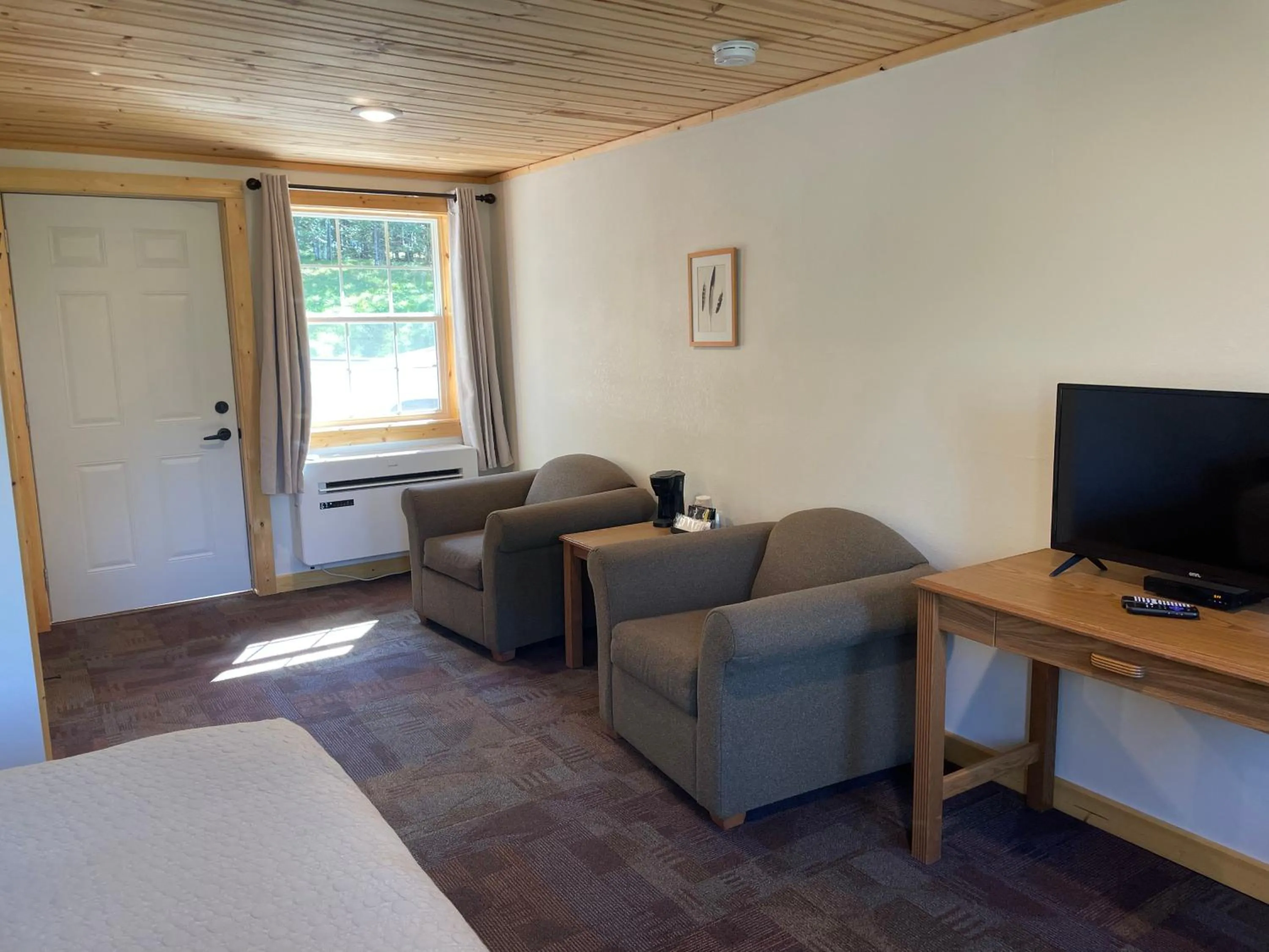 TV and multimedia in Hanging Horn Lakeside Resort