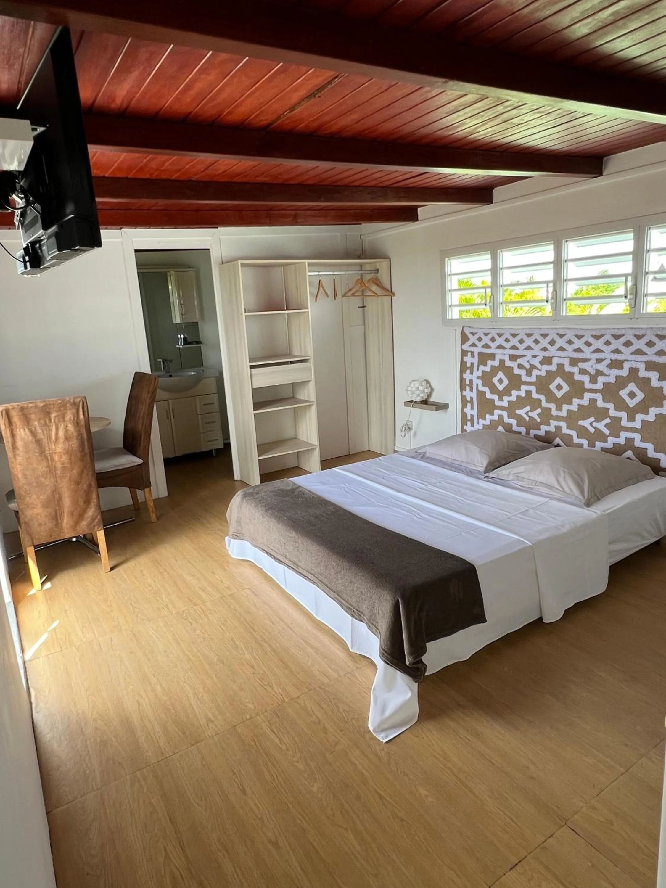 Photo of the whole room, Bed in Domaine De Marly, 3 étoiles