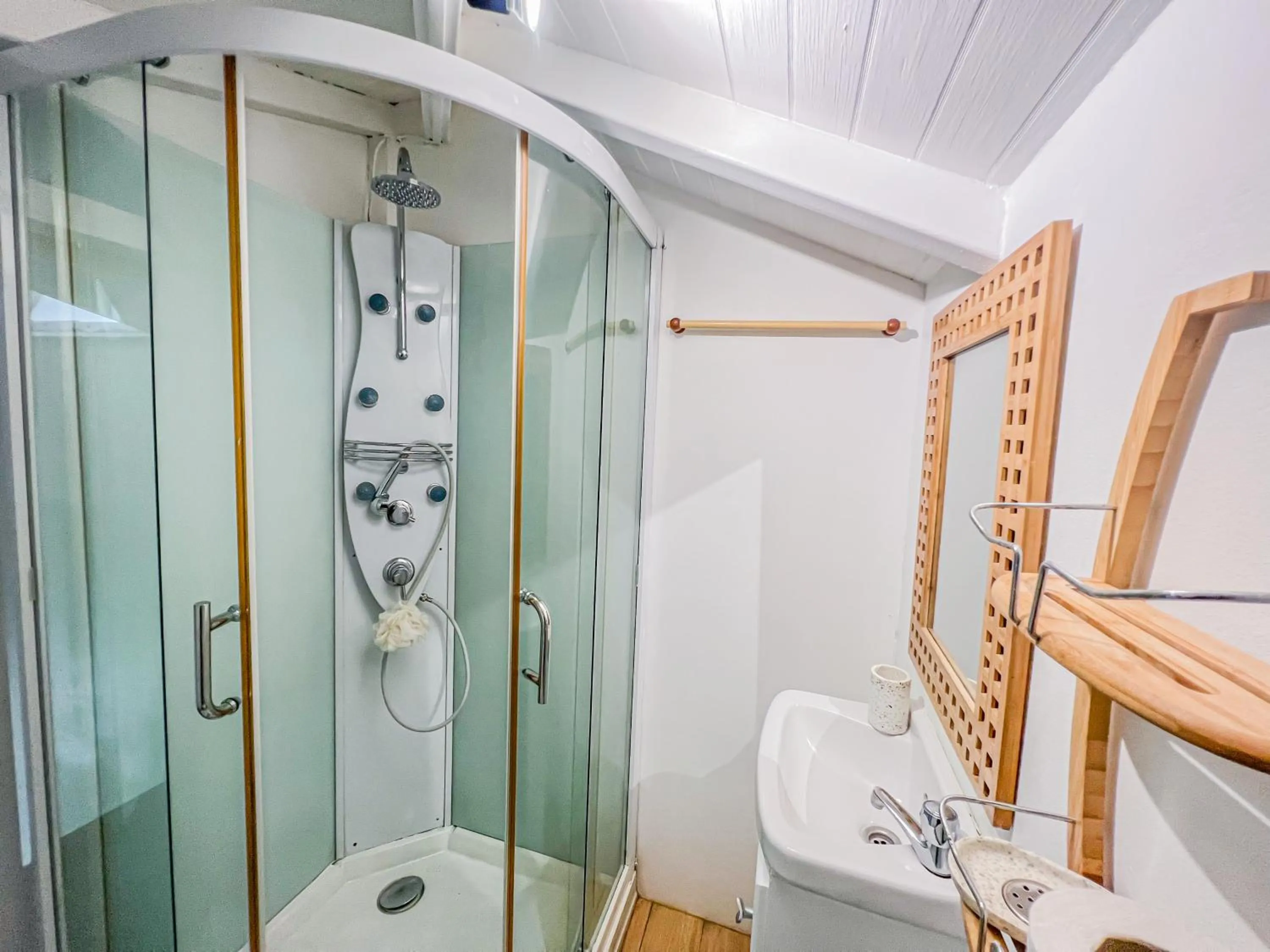Bathroom in Domaine De Marly, 3 étoiles
