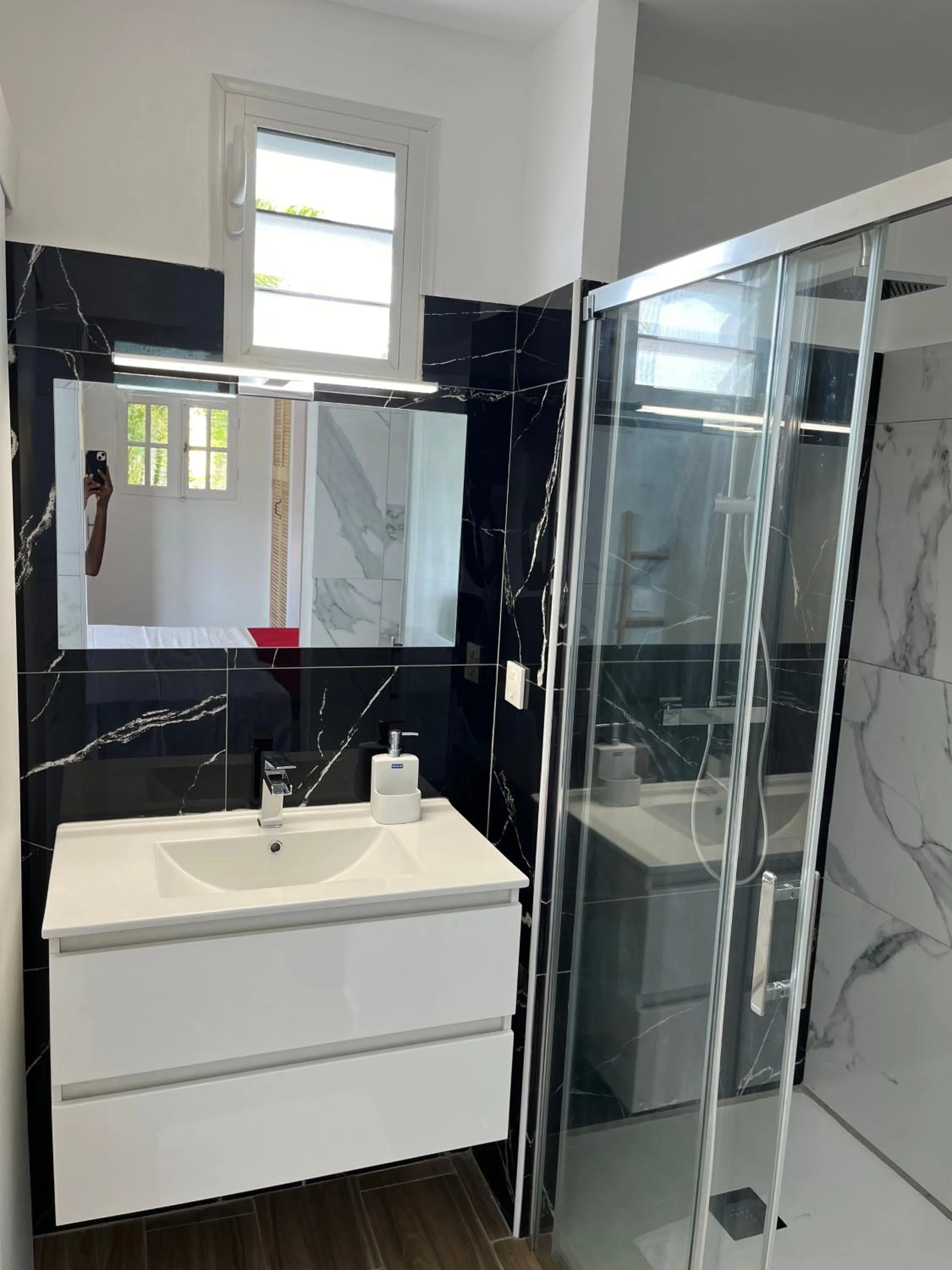 Bathroom in Domaine De Marly, 3 étoiles
