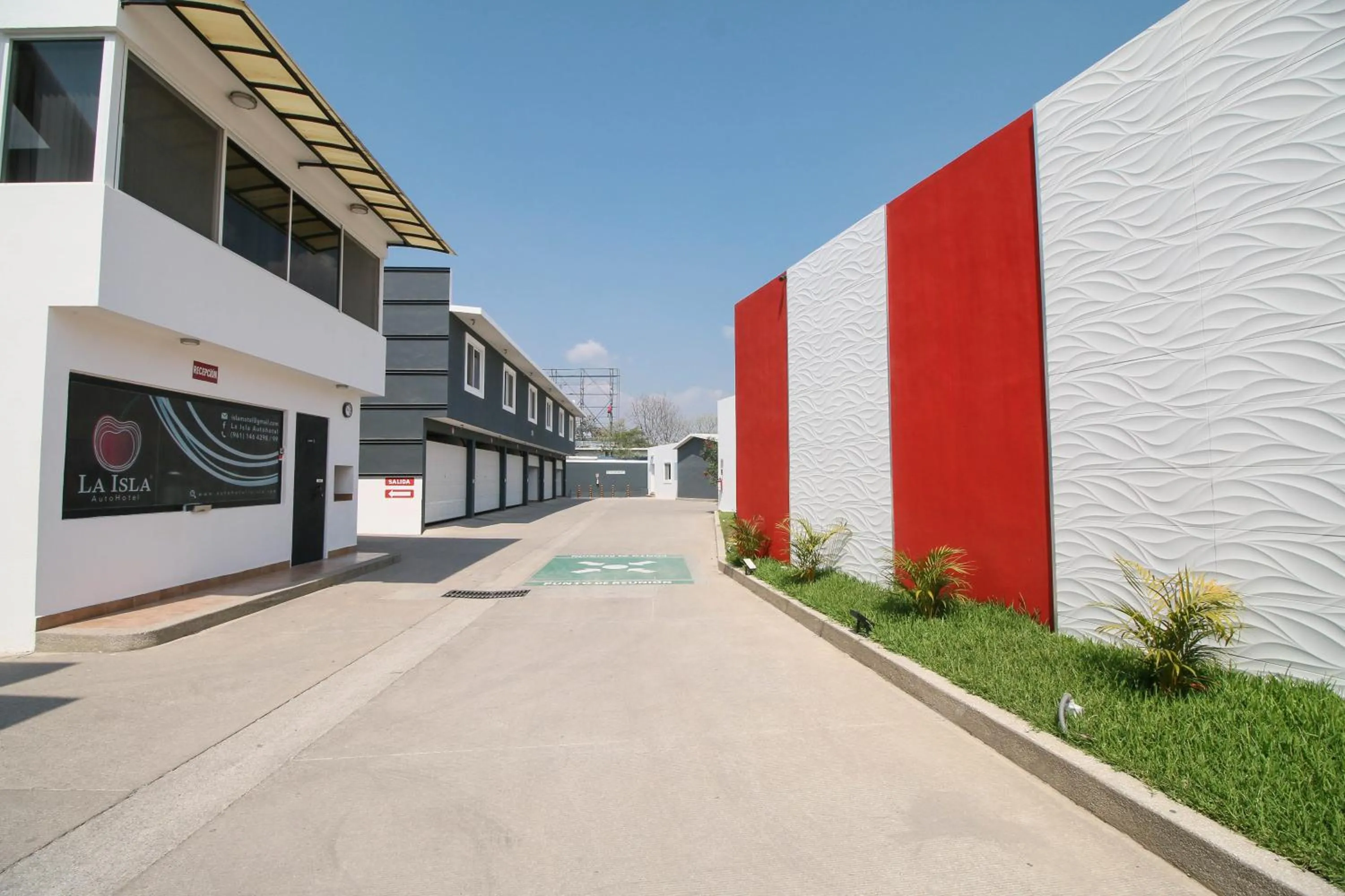 Property building in La Isla Auto Hotel