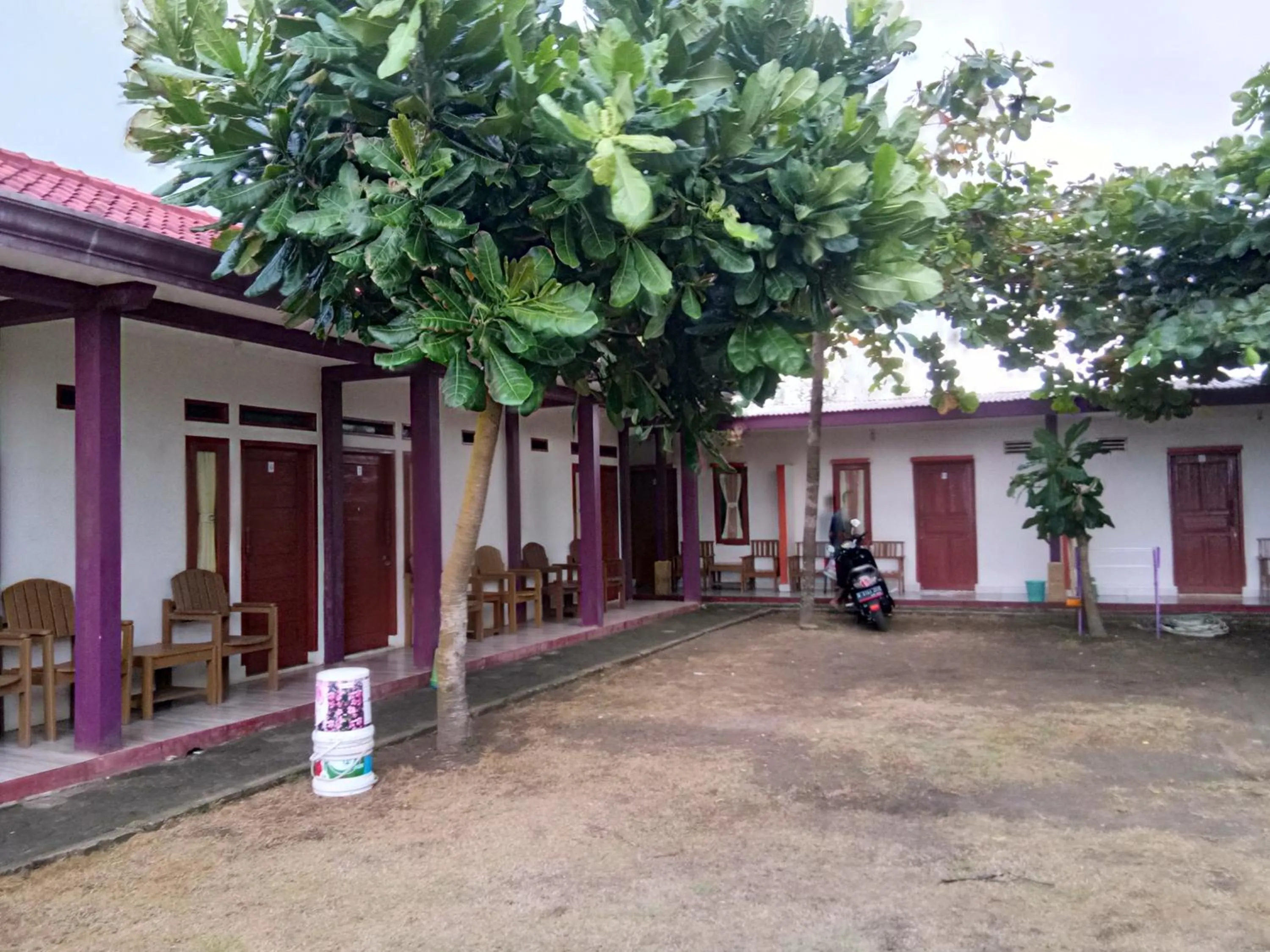 Facade/entrance in Penginapan Karanglaut Sayangheulang