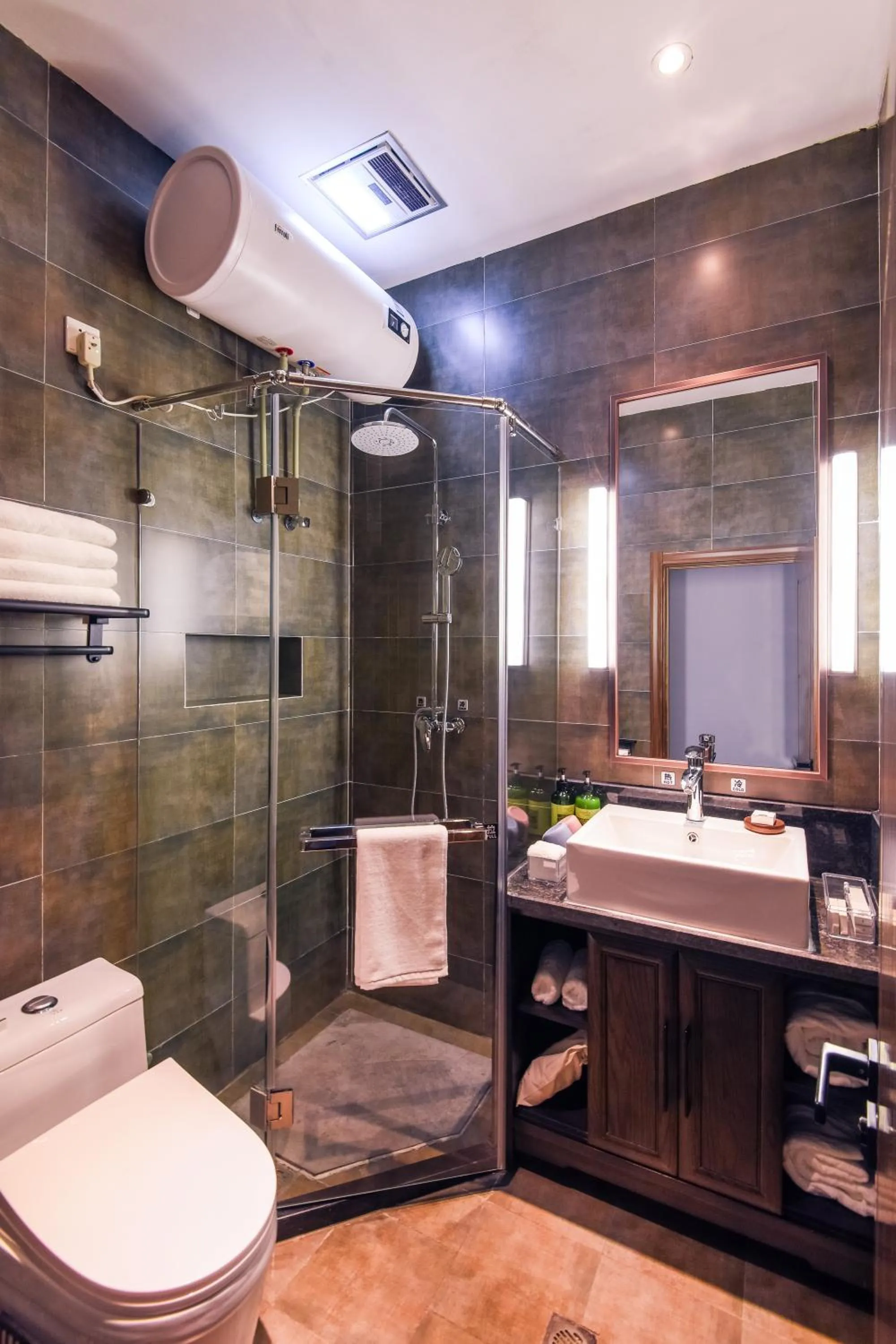 Shower in Elsewhere Hotel Inn North Street Branch