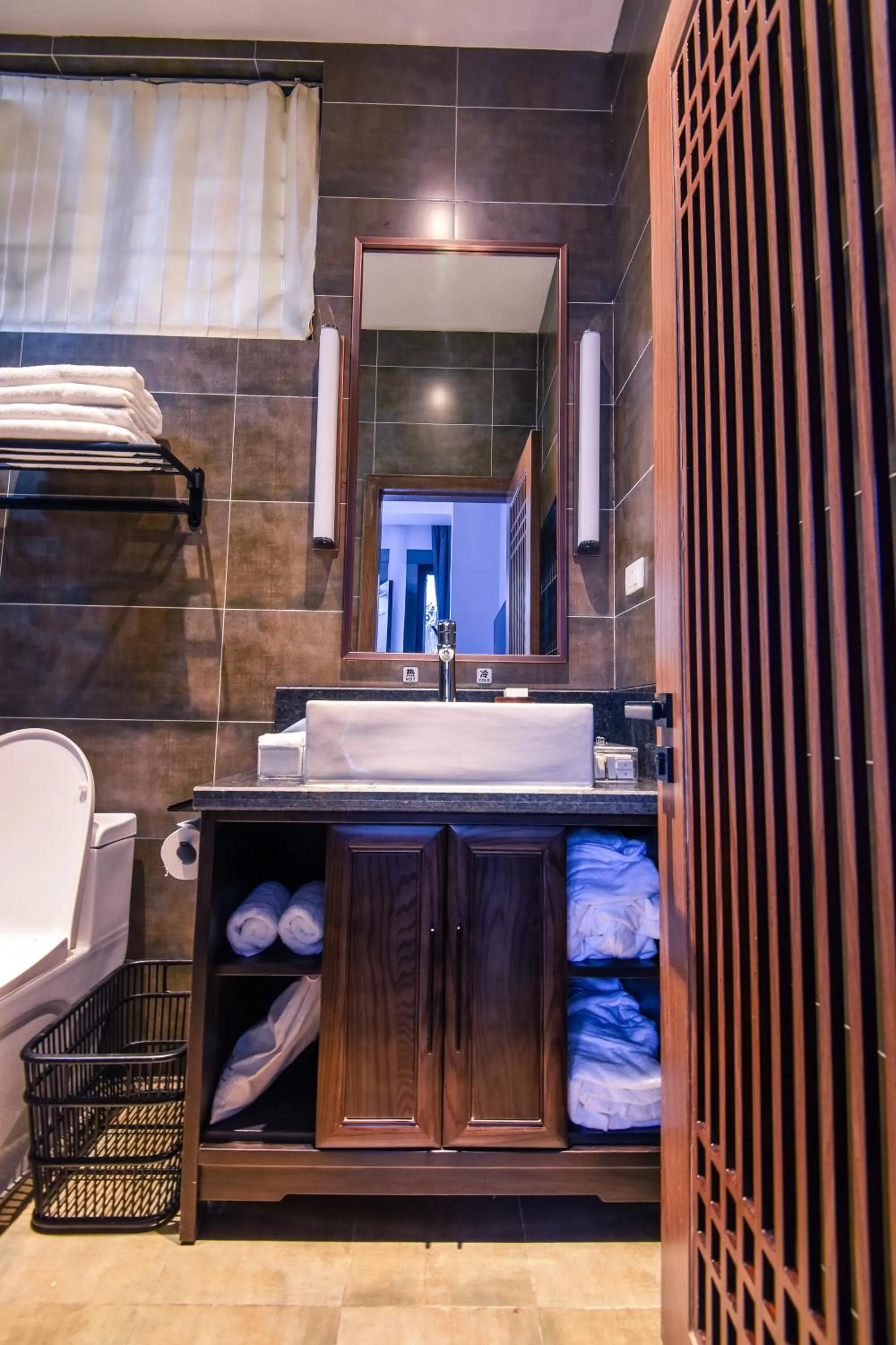 Toilet in Elsewhere Hotel Inn North Street Branch