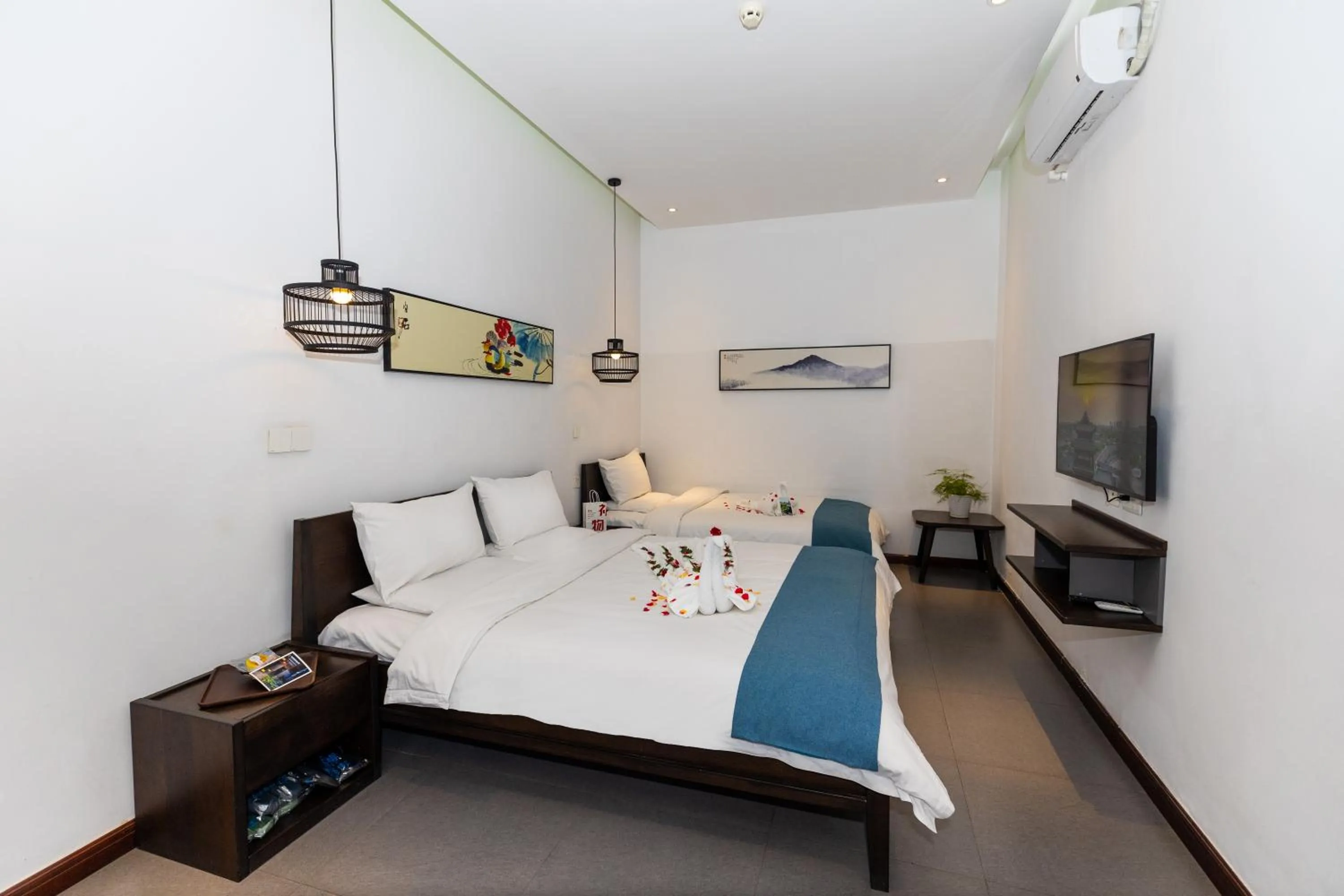 Photo of the whole room, Bed in Elsewhere Hotel Inn North Street Branch