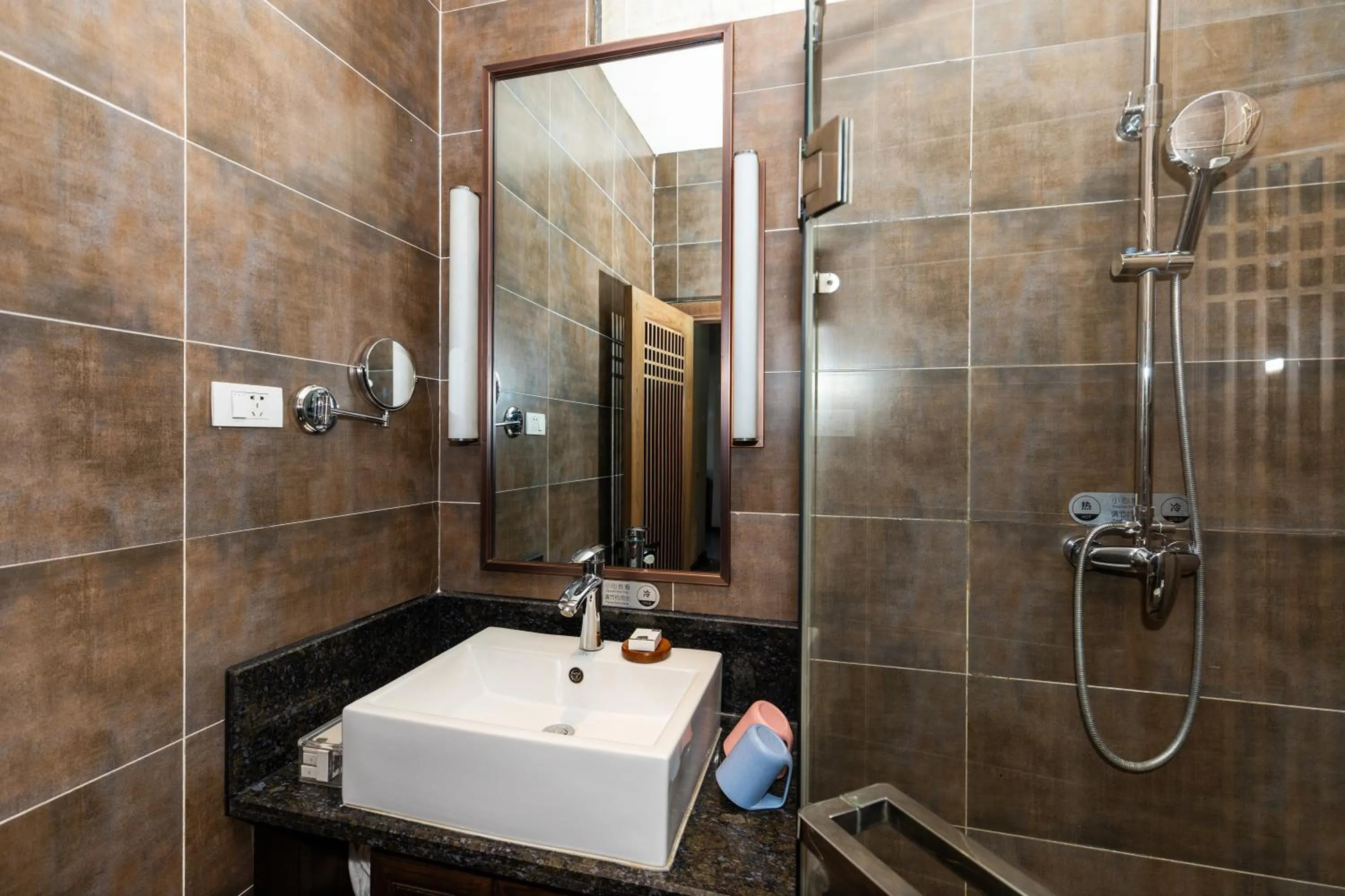 Shower in Elsewhere Hotel Inn North Street Branch