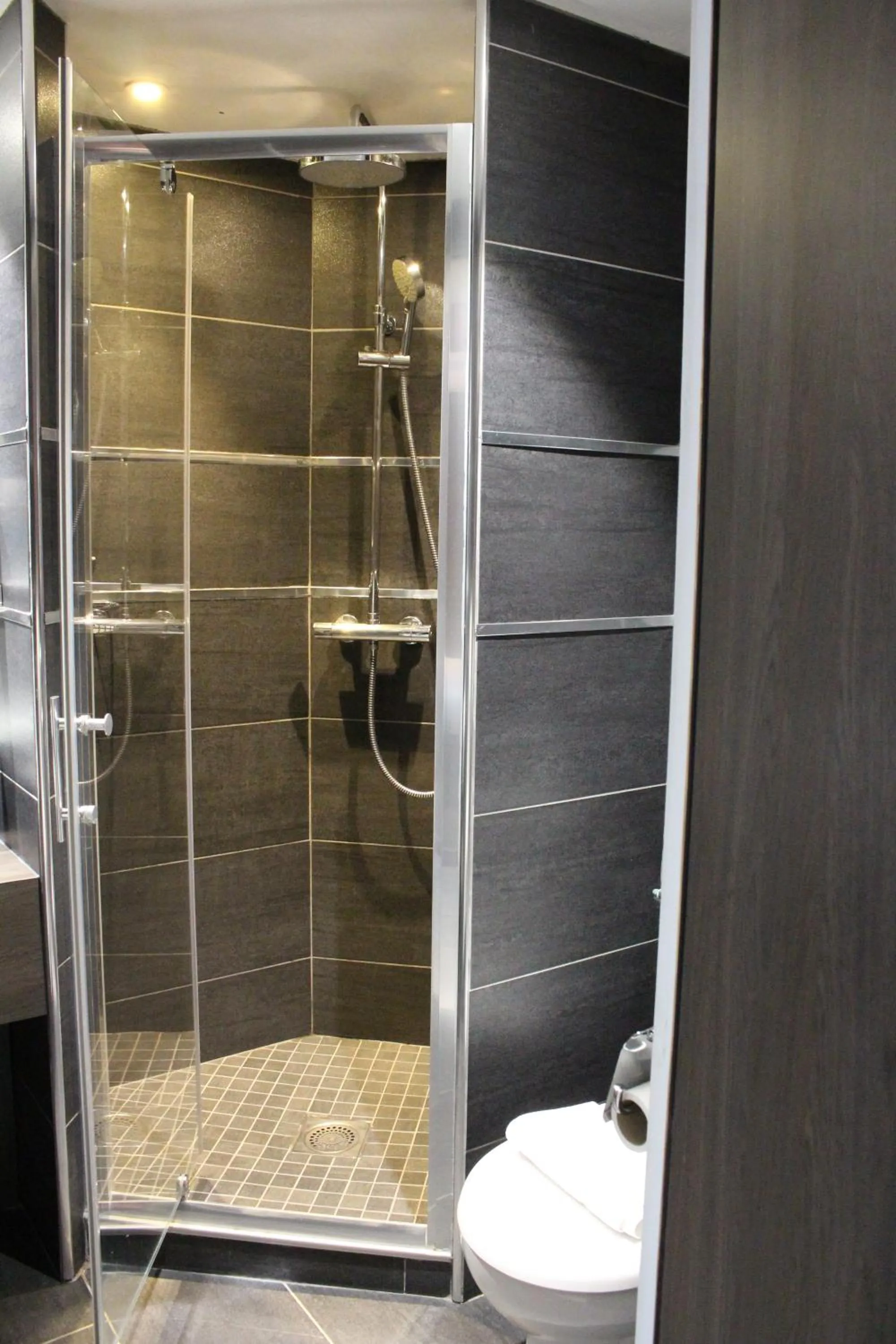 Shower in Hôtel Crocus Caen Mémorial