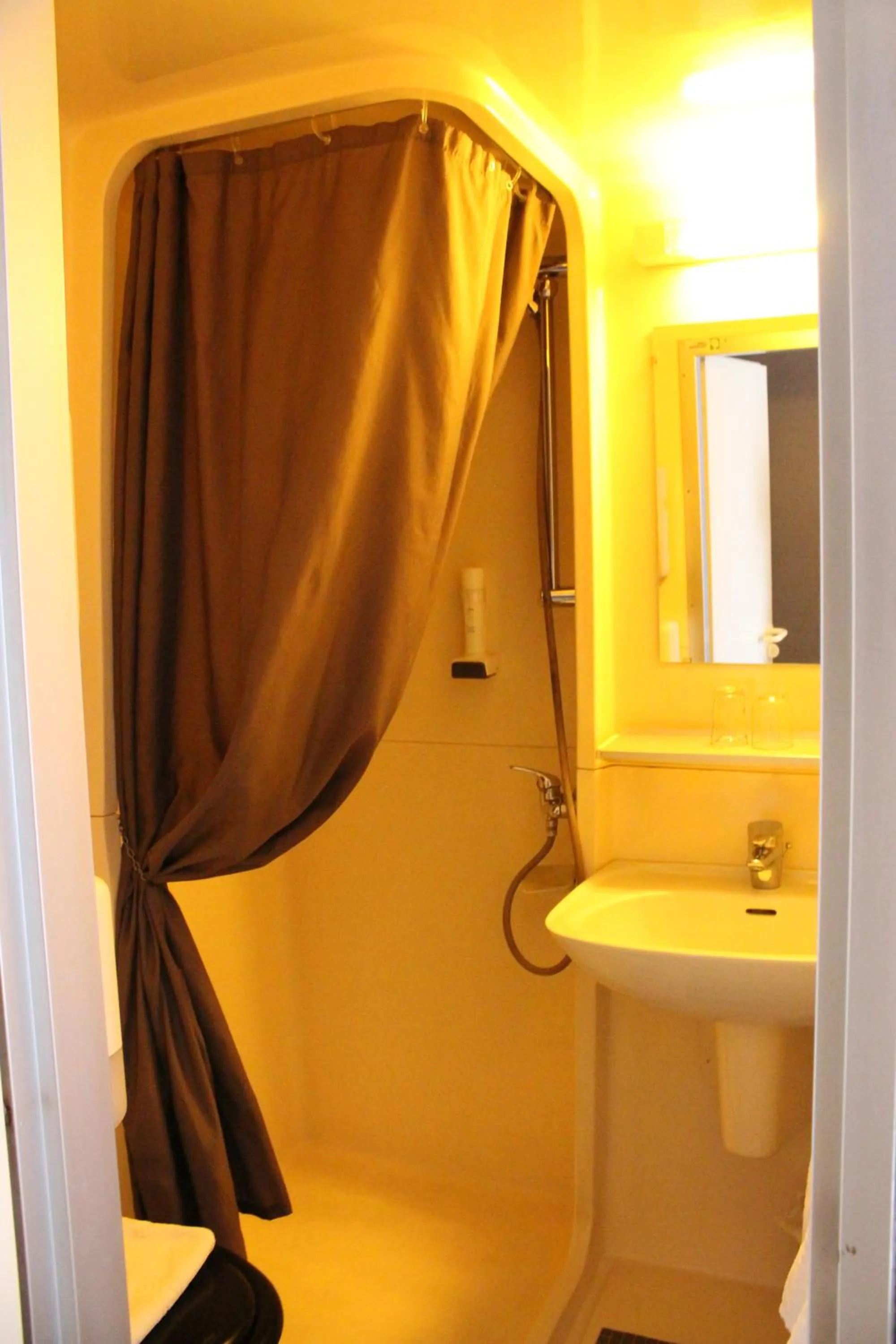 Bathroom in Hôtel Crocus Caen Mémorial