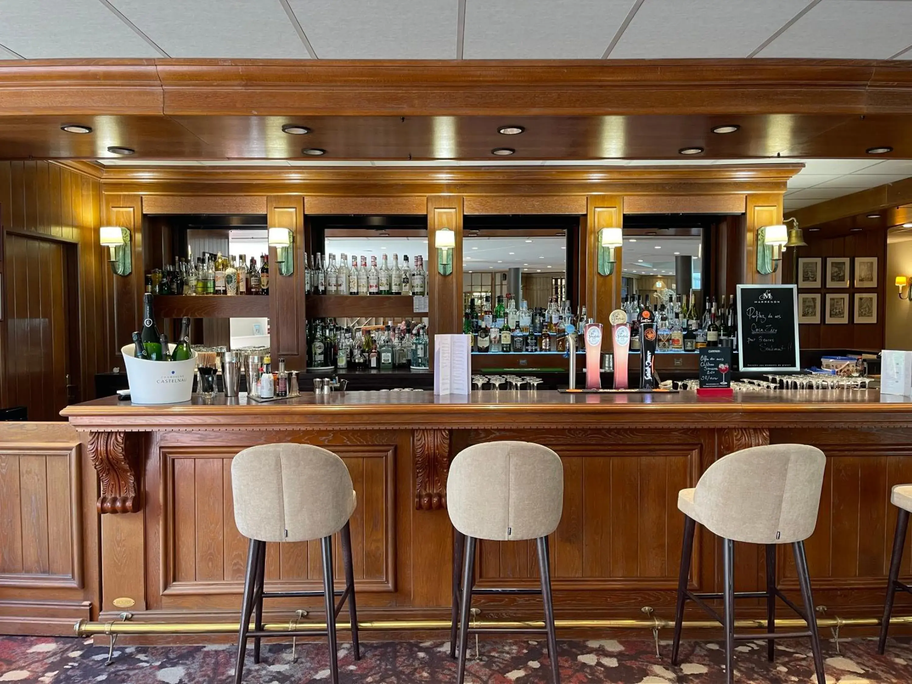 Lounge or bar in Hôtel du Parc Lounge or bar in Hôtel du Parc
