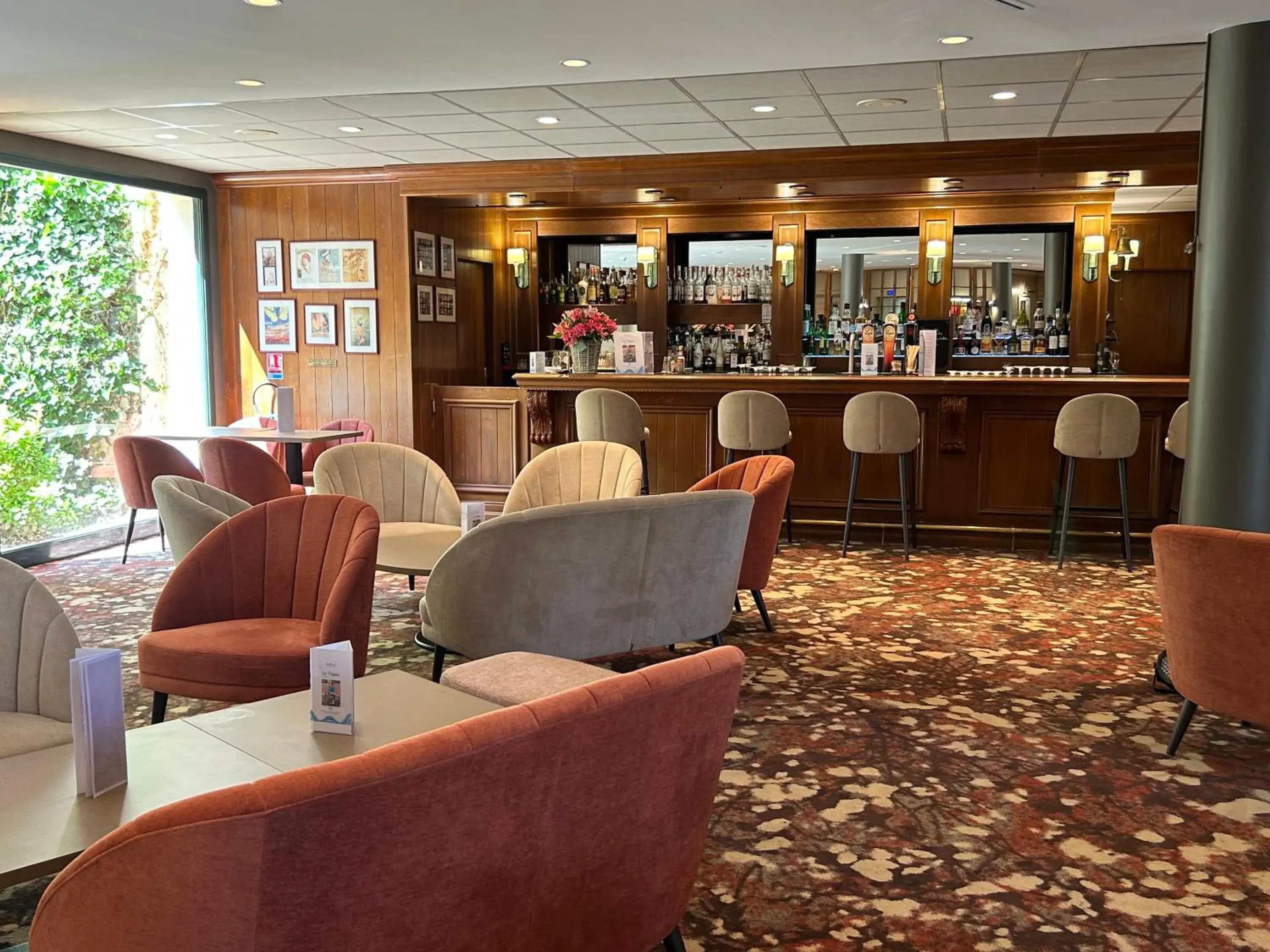 Lounge or bar in Hôtel du Parc Lounge or bar in Hôtel du Parc