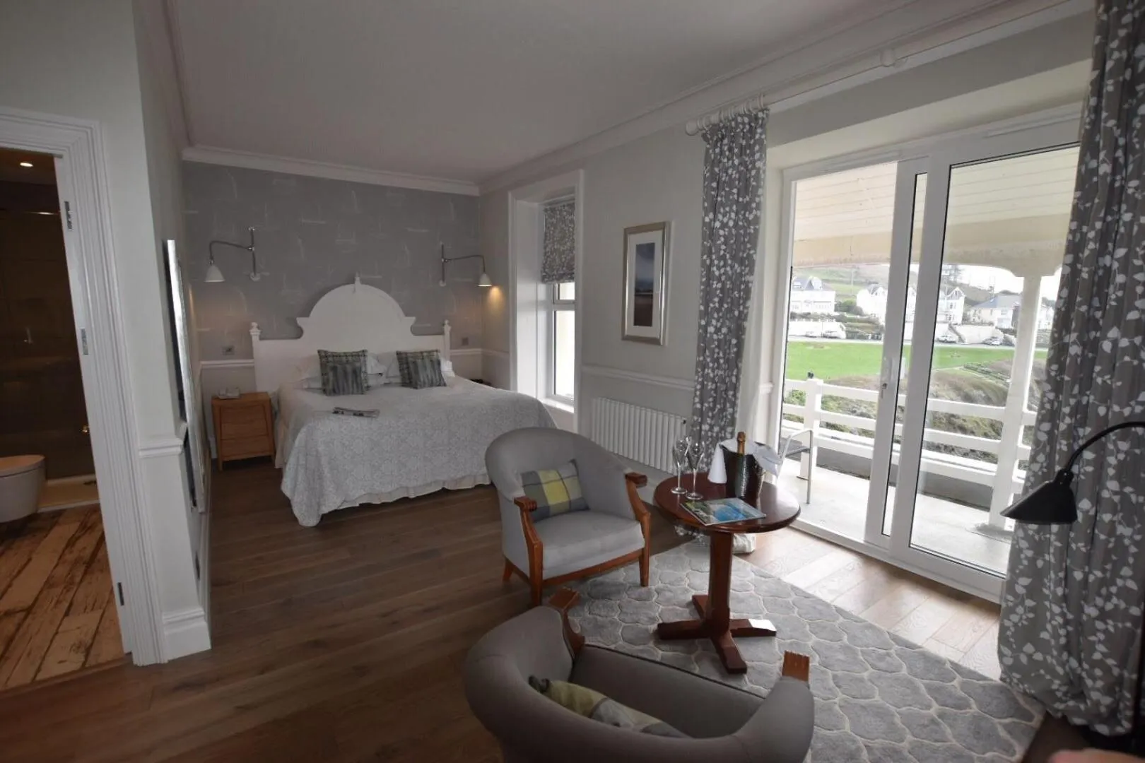 Bedroom, Bed in Watersmeet Hotel