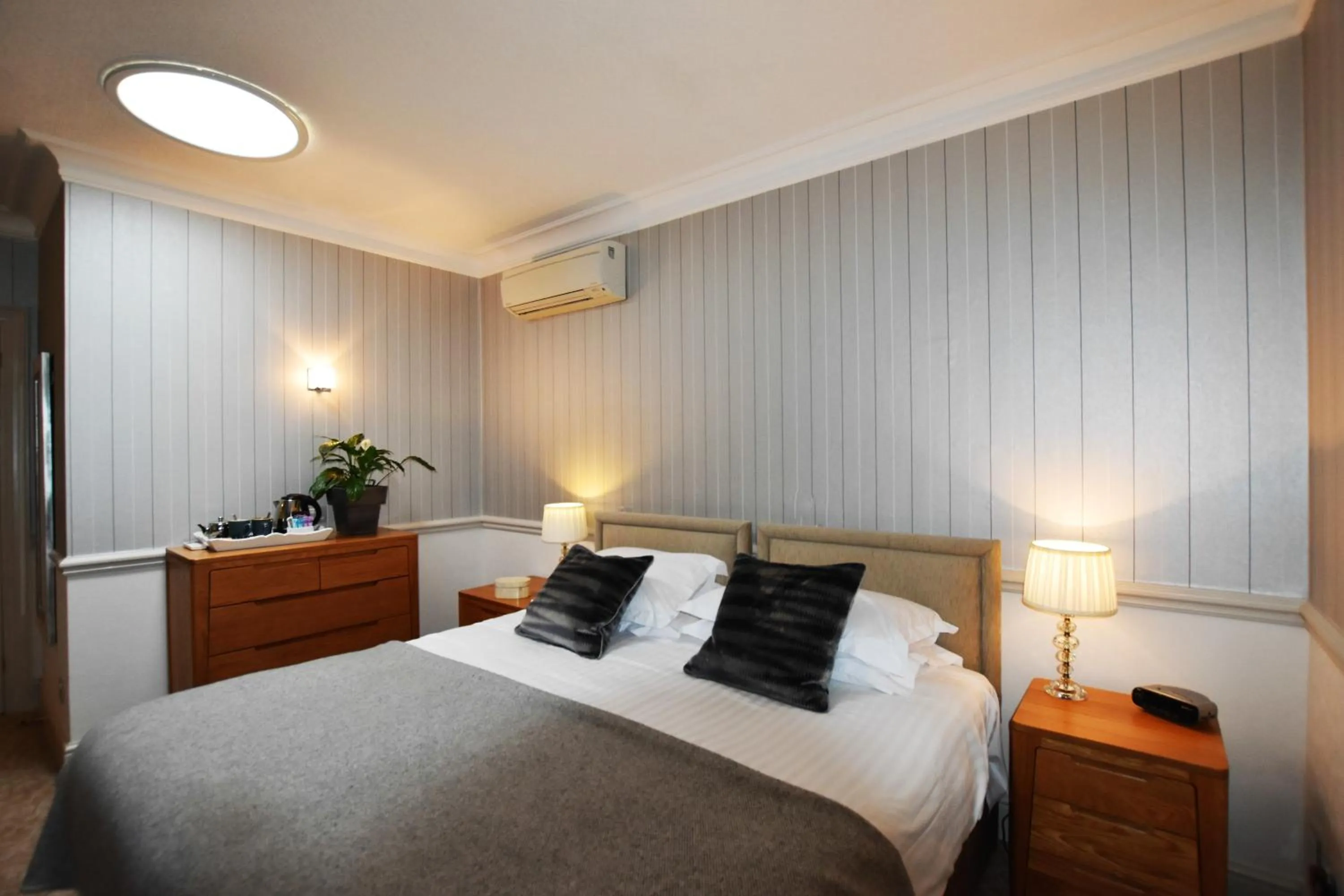 Photo of the whole room, Bed in Watersmeet Hotel