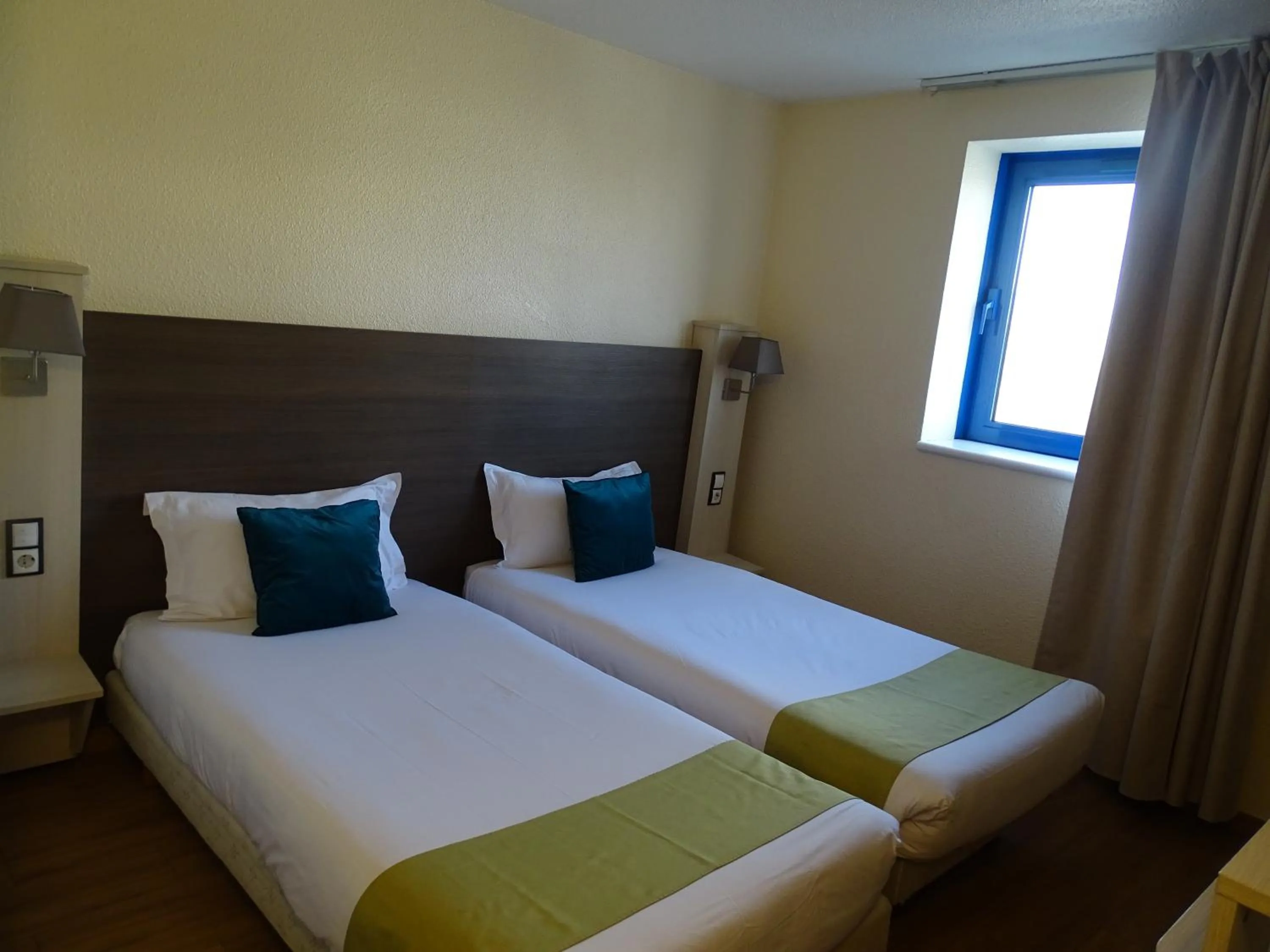 Bed in Euro Hôtel Airport Orly Rungis