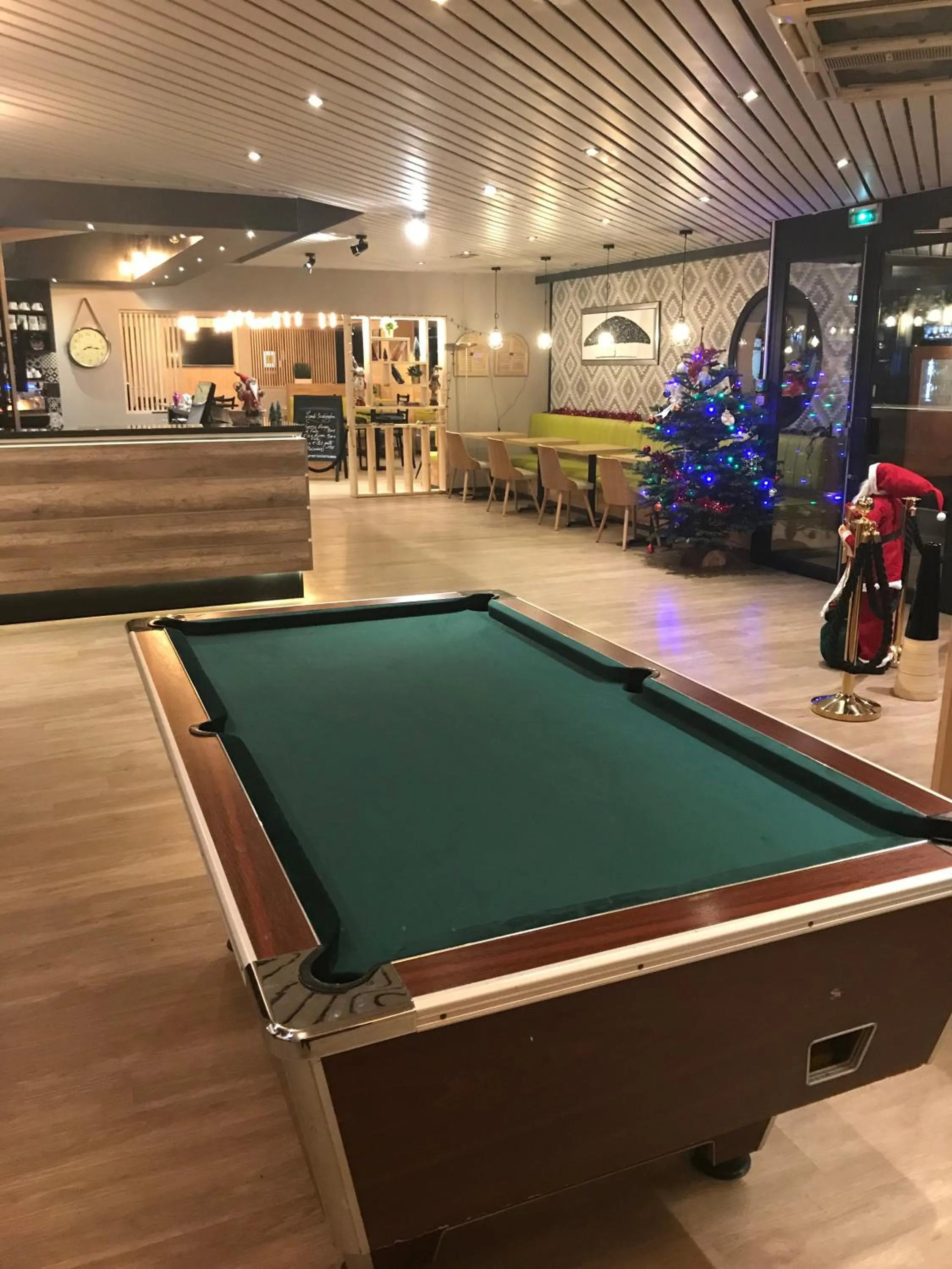 Billiard in Euro Hôtel Airport Orly Rungis