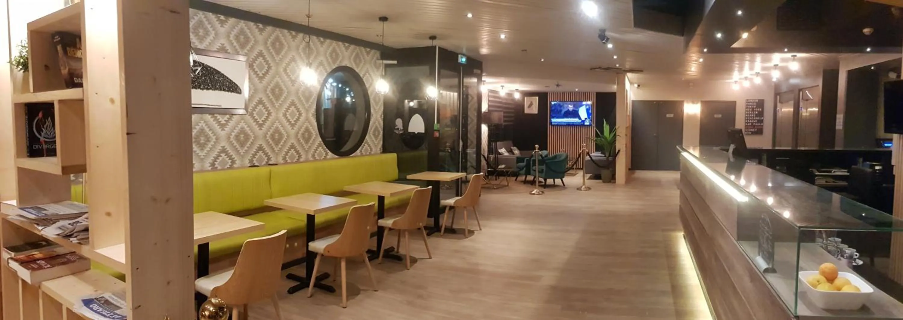 Lounge or bar in Euro Hôtel Airport Orly Rungis