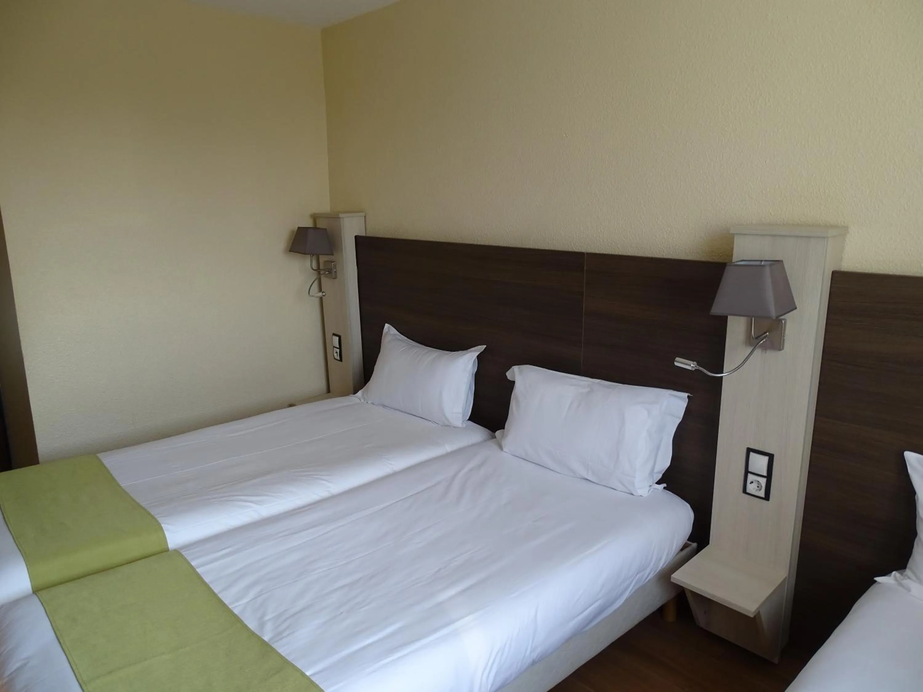 Bedroom, Bed in Euro Hôtel Airport Orly Rungis