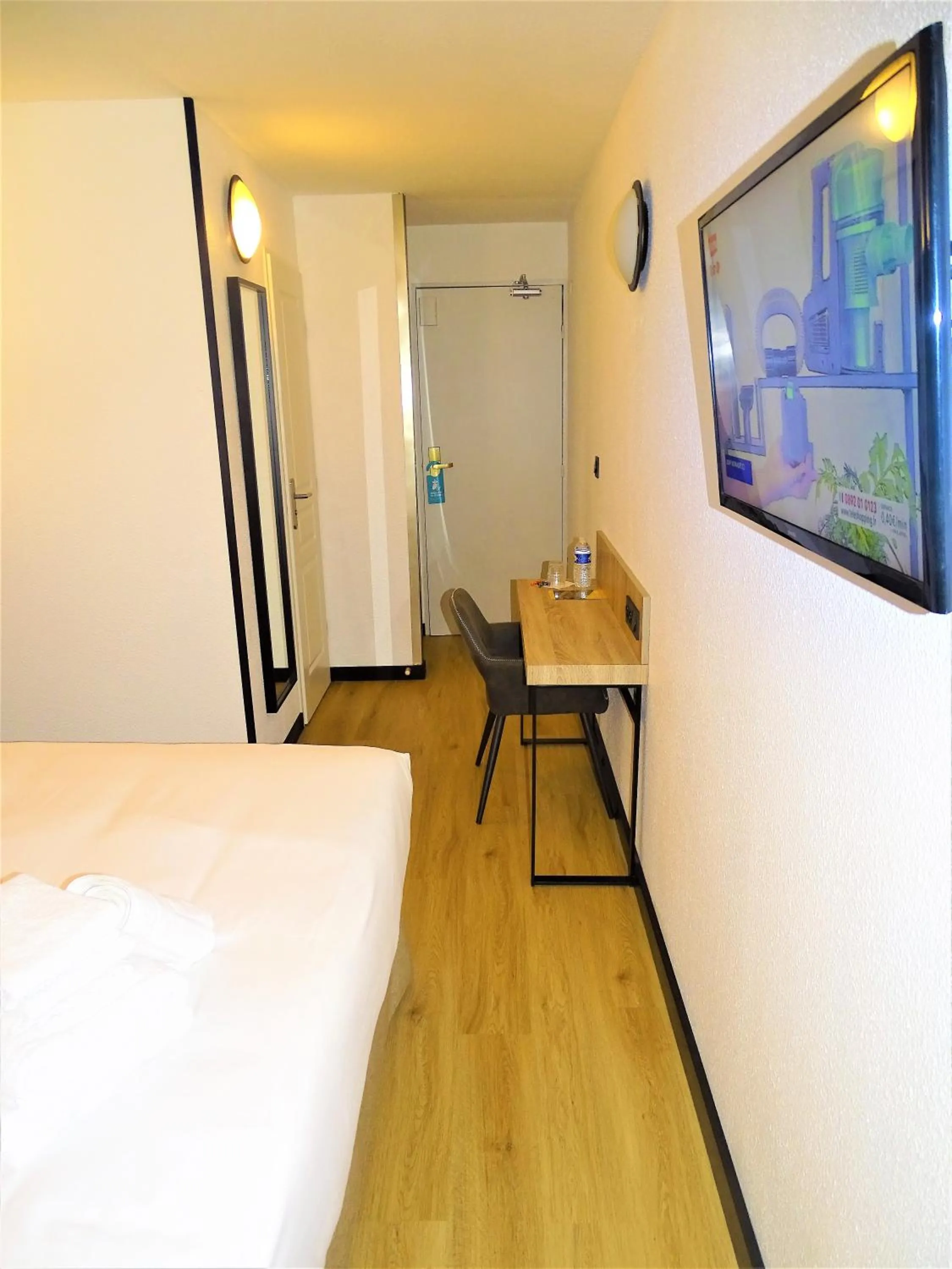 Photo of the whole room, Bed in Euro Hôtel Paris Créteil