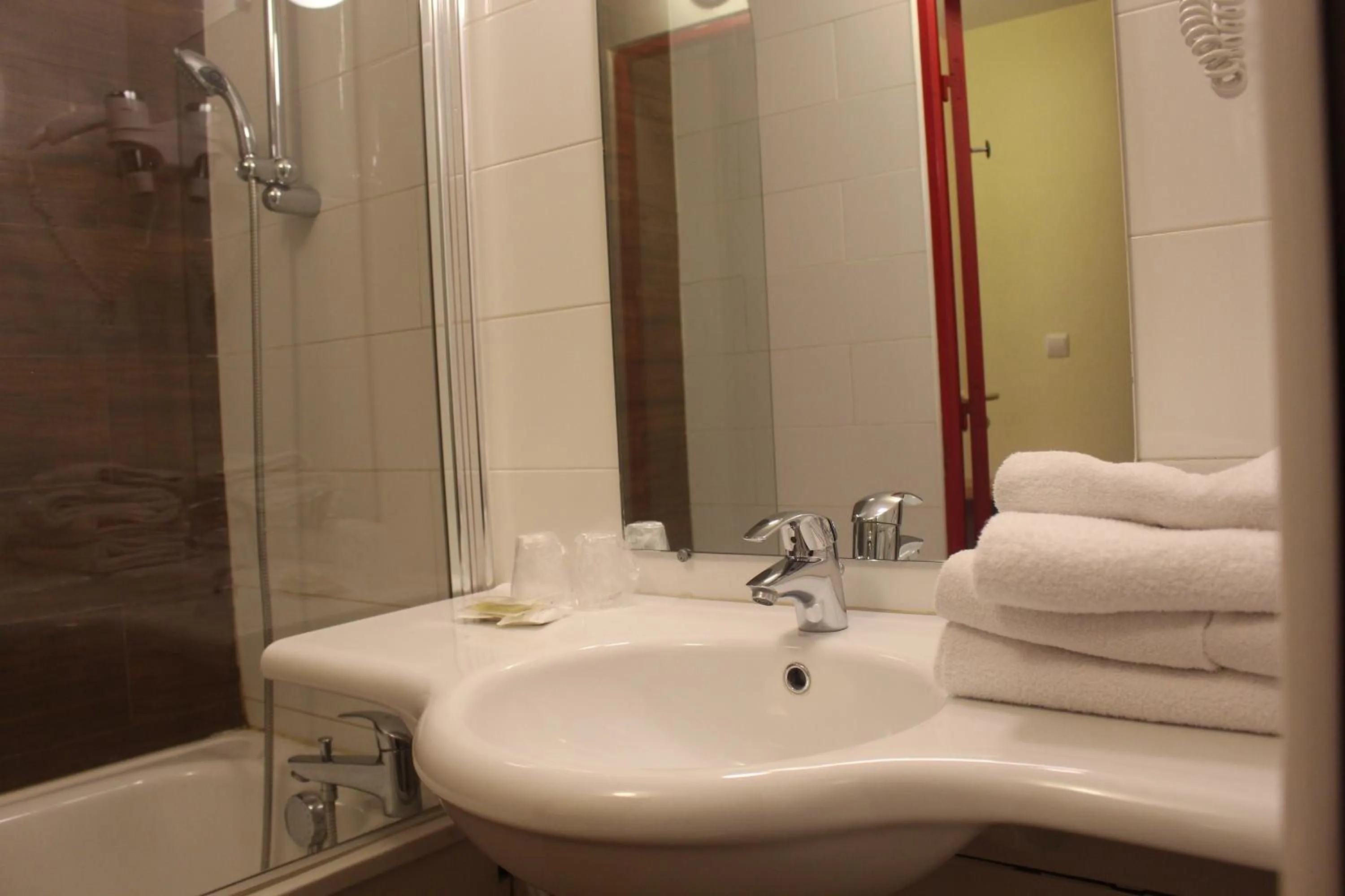 Bathroom in Euro Hôtel Paris Créteil