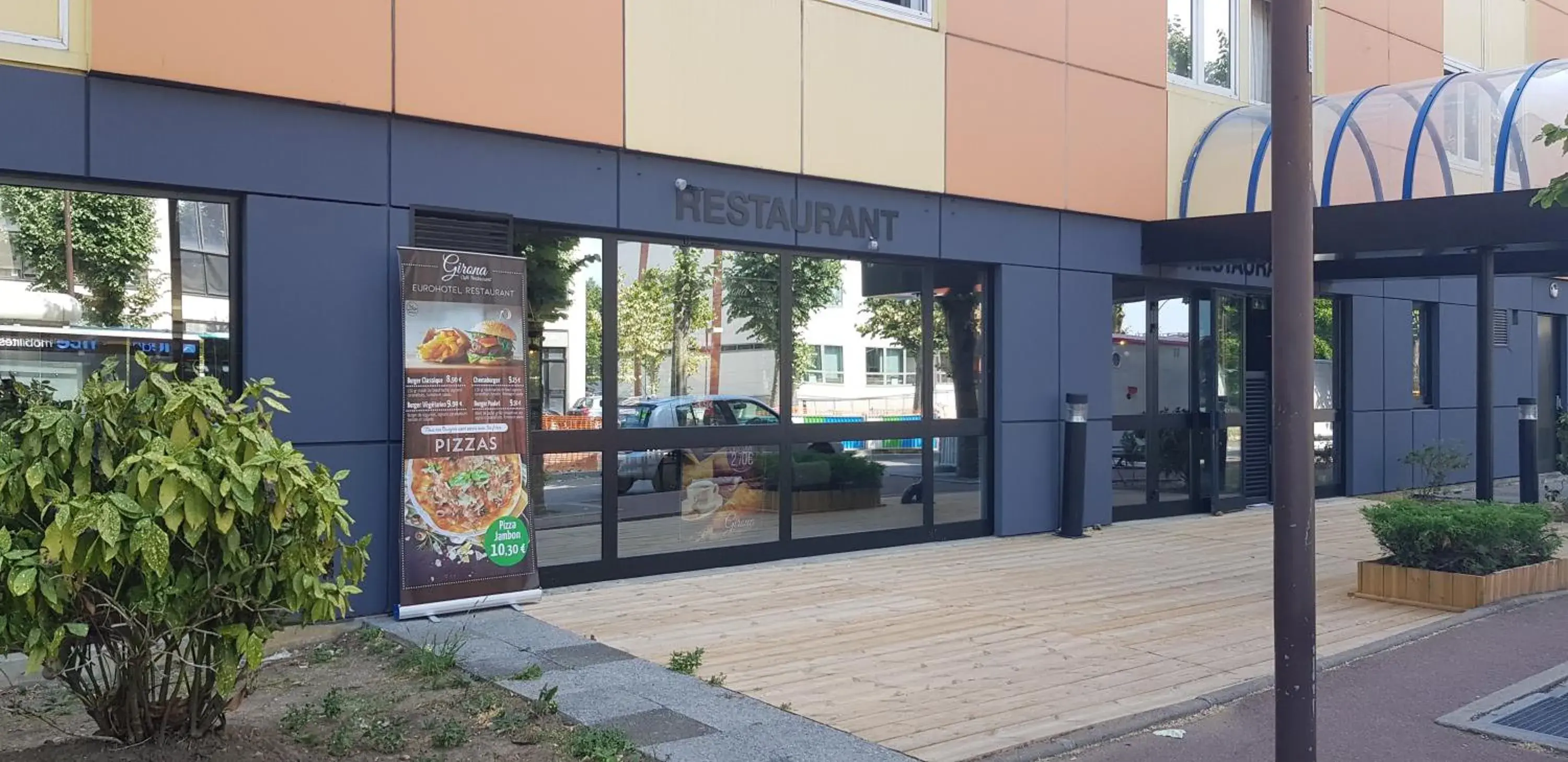 Facade/entrance in Euro Hôtel Paris Créteil Facade/entrance in Euro Hôtel Paris Créteil