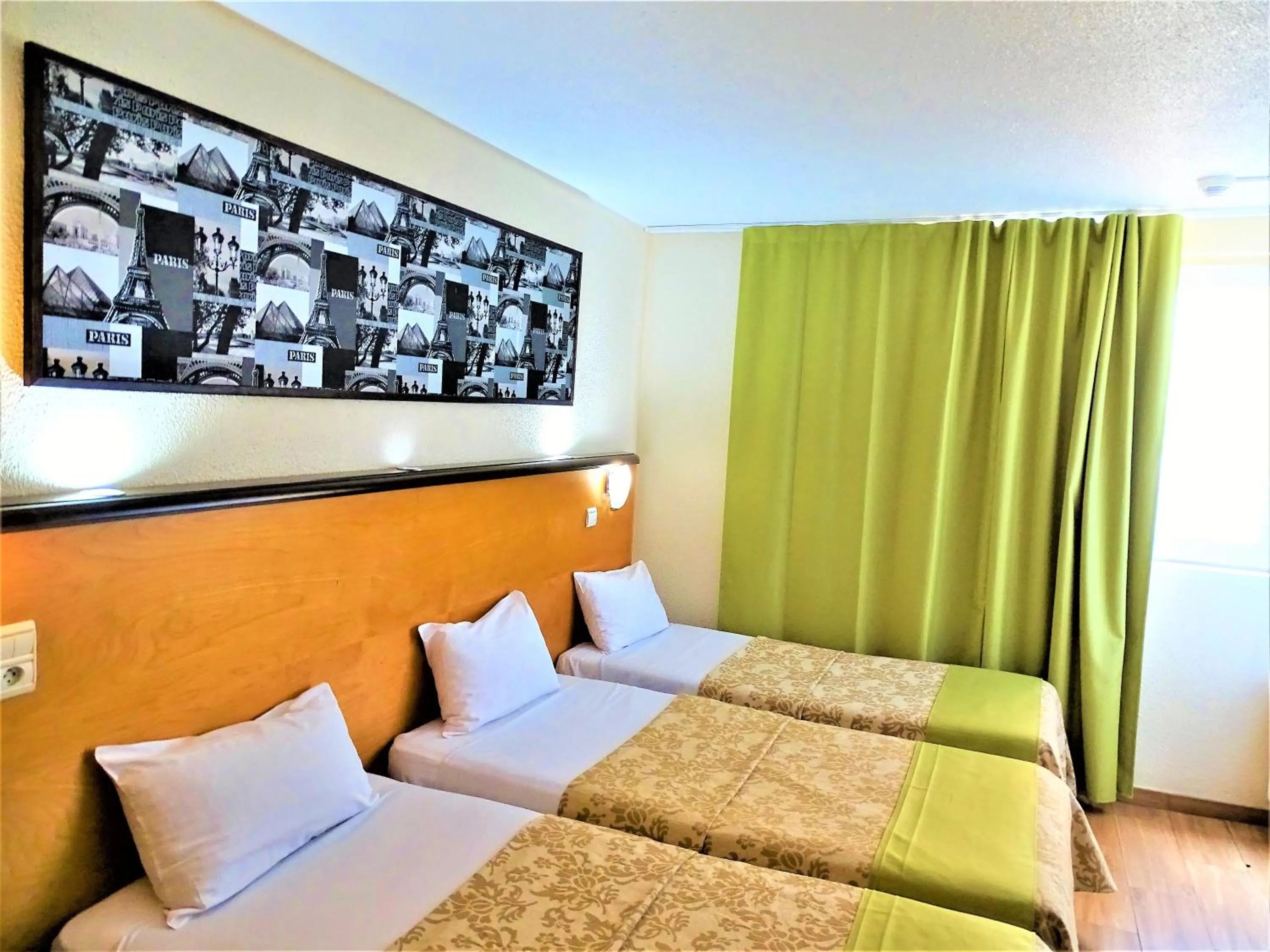 Bed in Euro Hôtel Paris Créteil