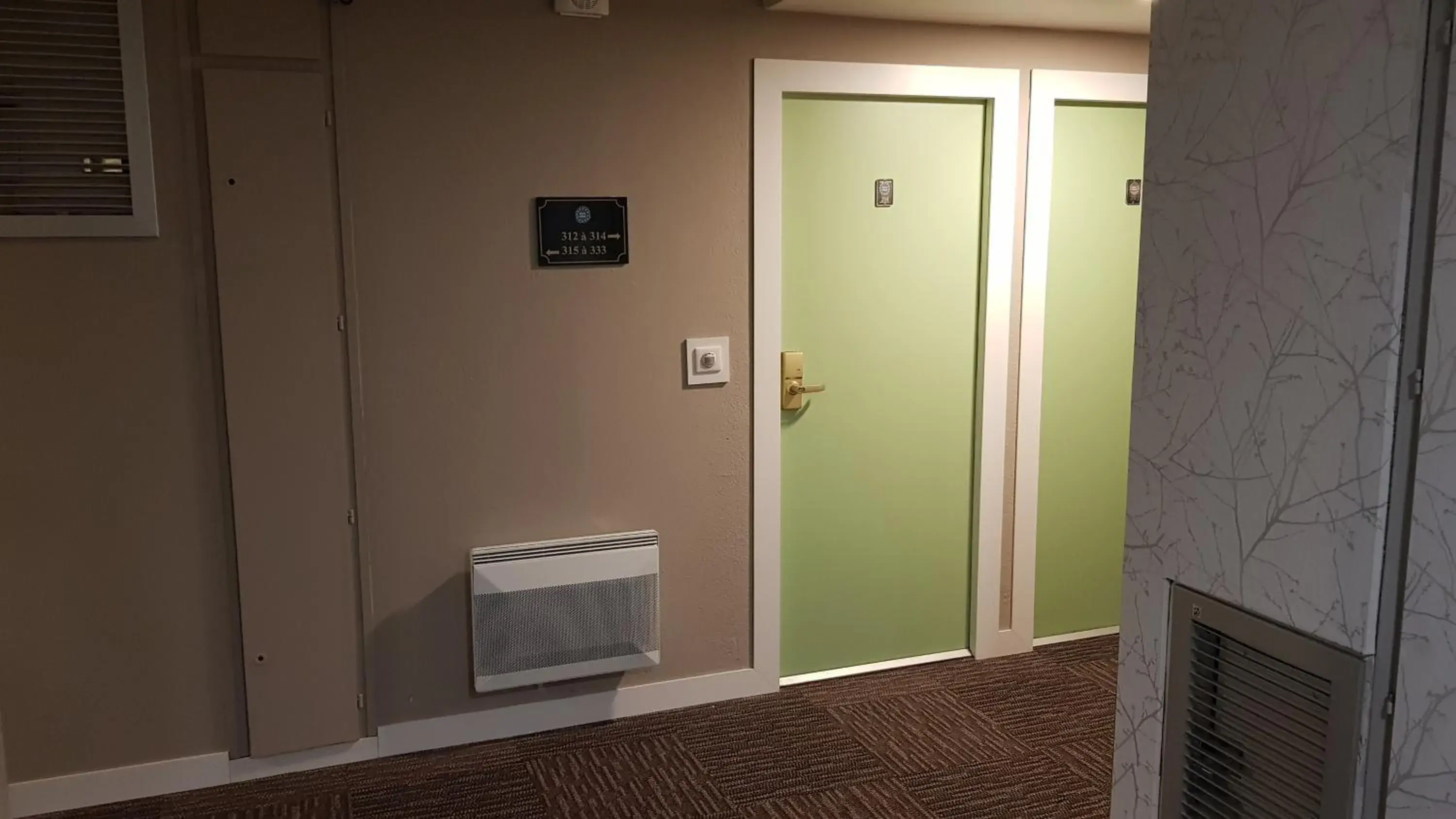 Property building in Euro Hôtel Paris Créteil Property building in Euro Hôtel Paris Créteil