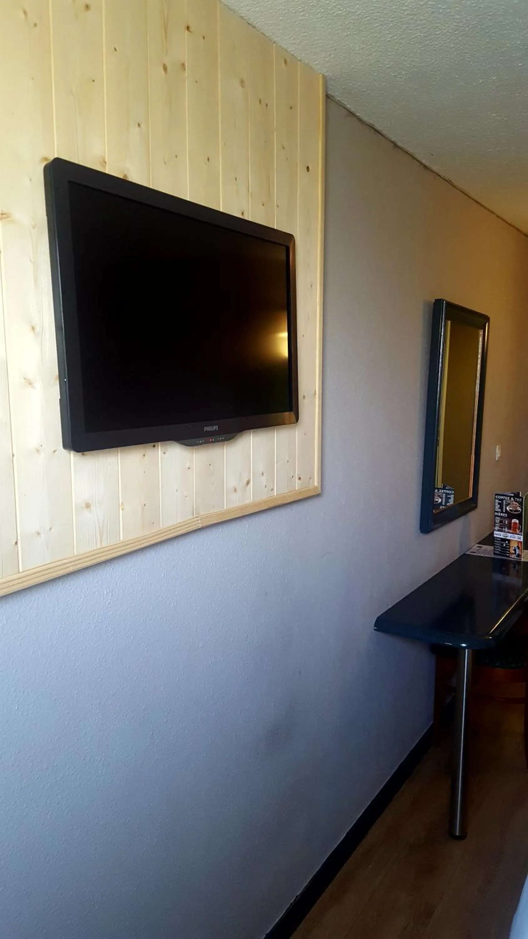 TV and multimedia in Euro Hôtel Paris Créteil