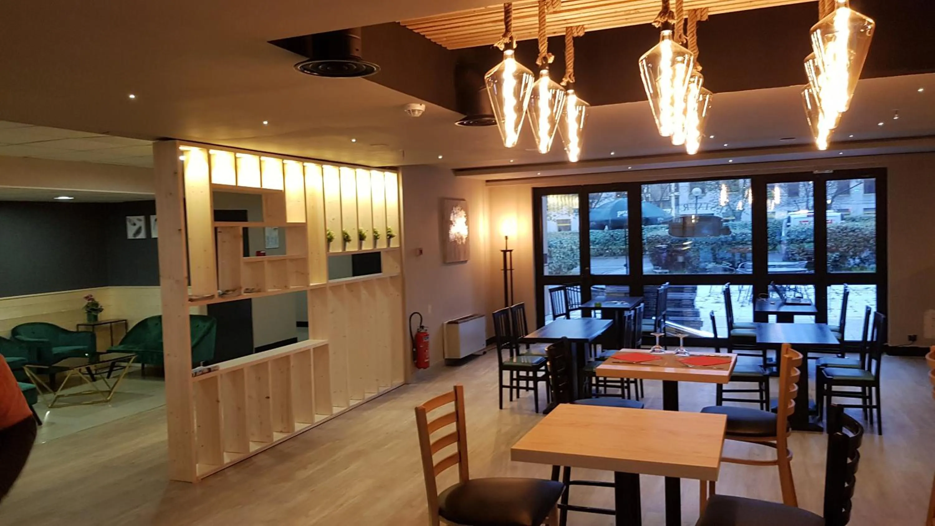 Evening entertainment in Euro Hôtel Paris Créteil