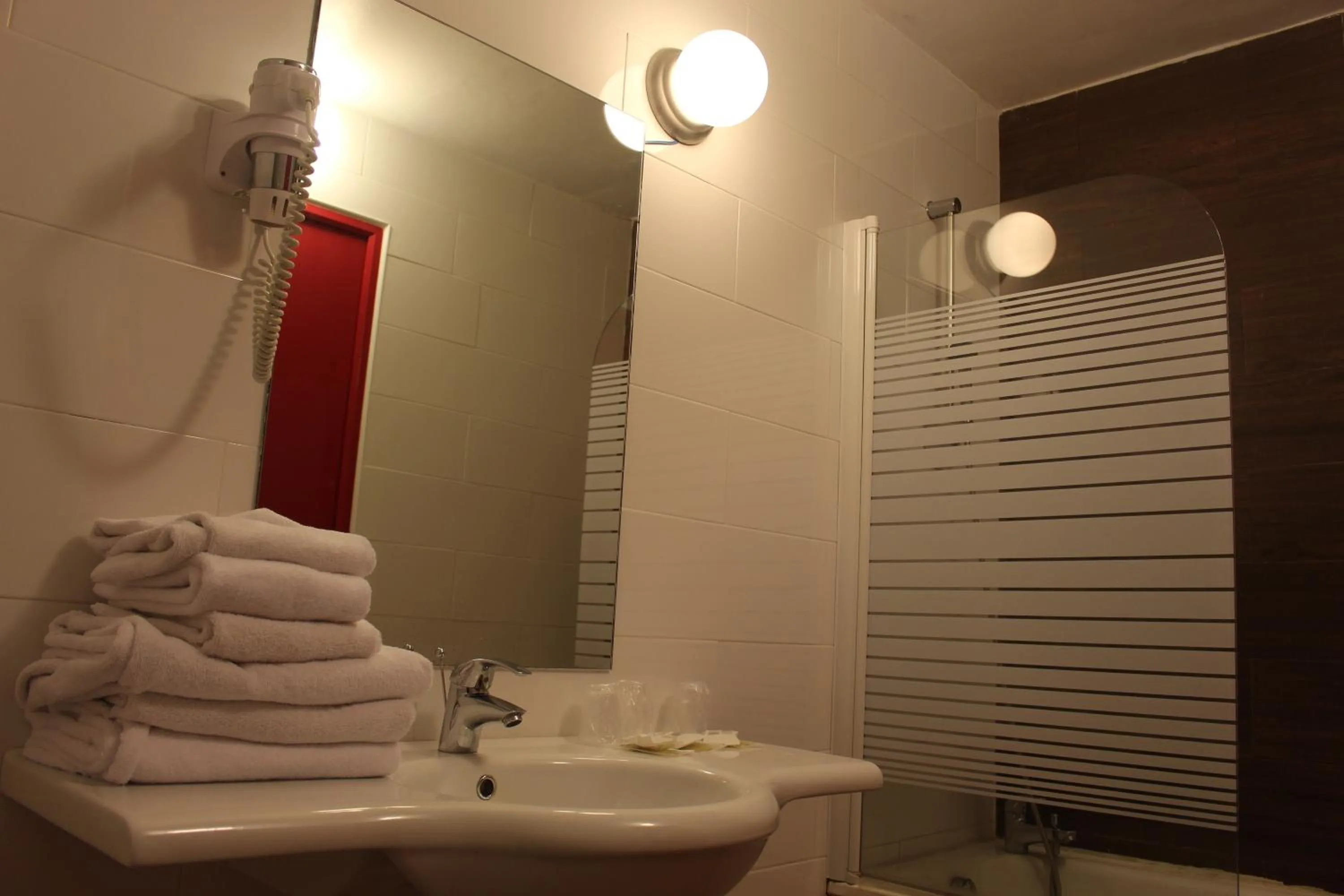 Bathroom in Euro Hôtel Paris Créteil