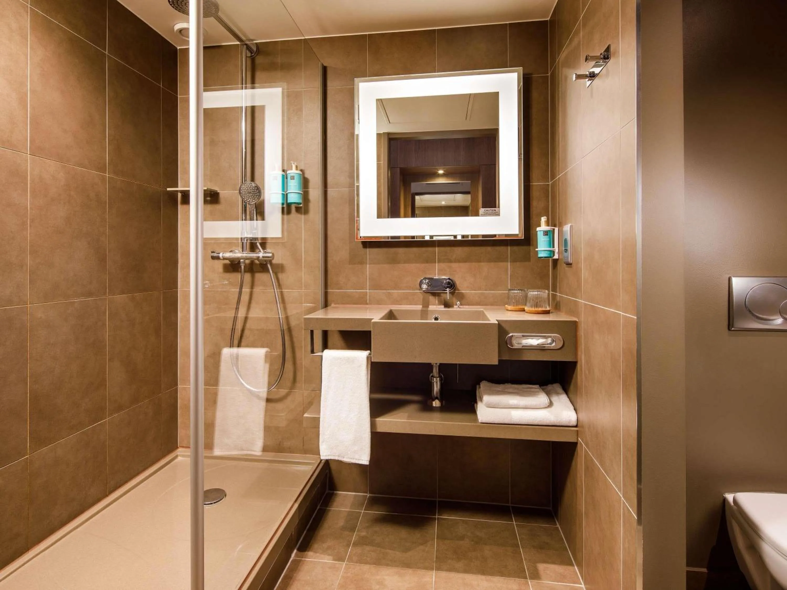 Shower in Novotel London Bridge