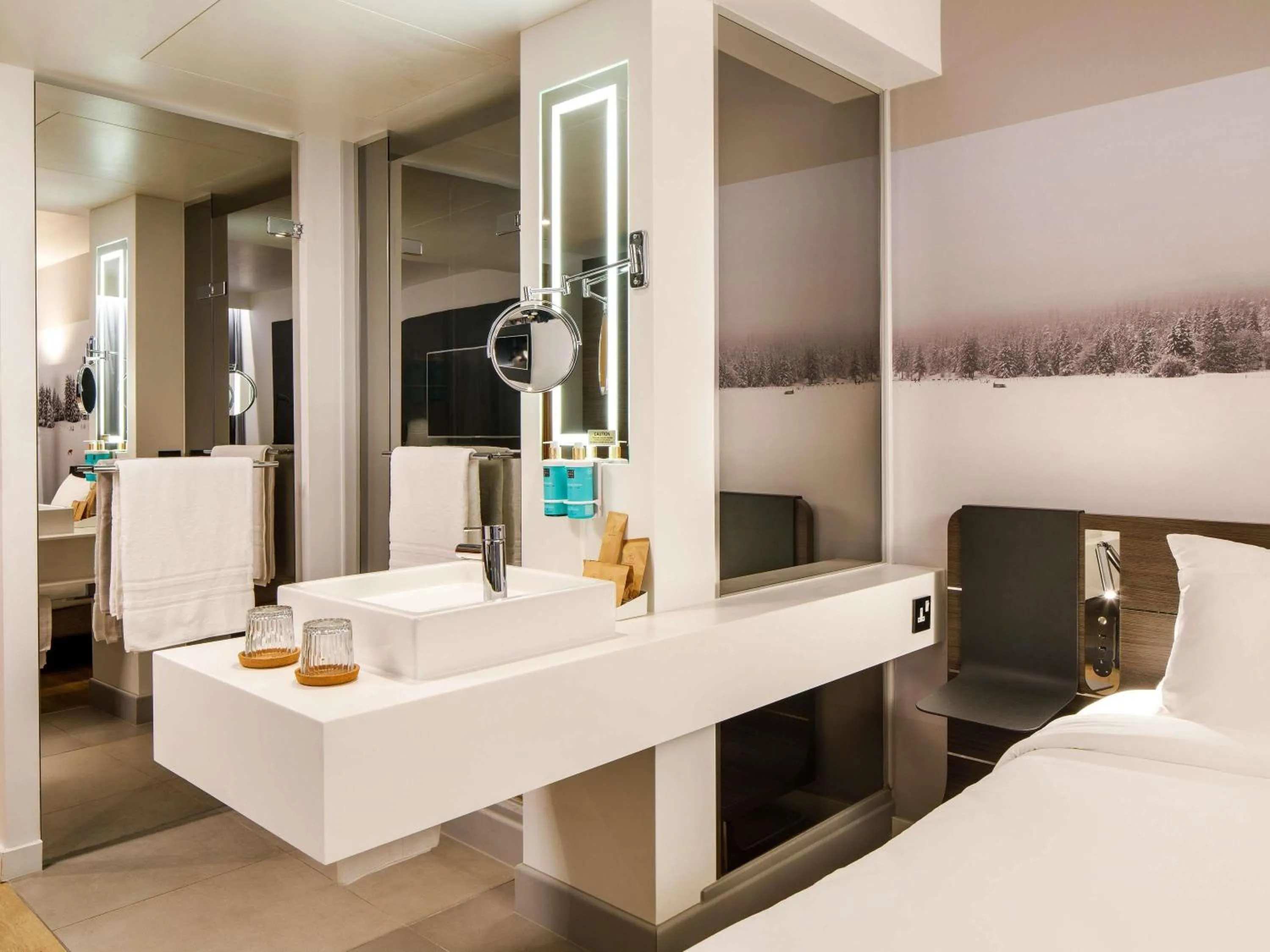 Bedroom, Bed in Novotel London Bridge