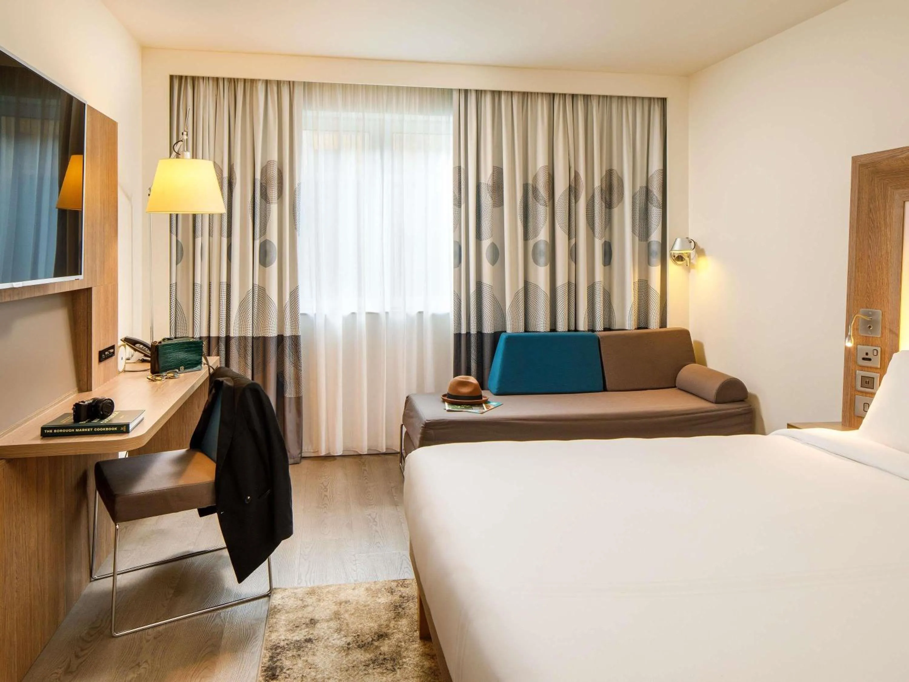 Bedroom, Bed in Novotel London Bridge