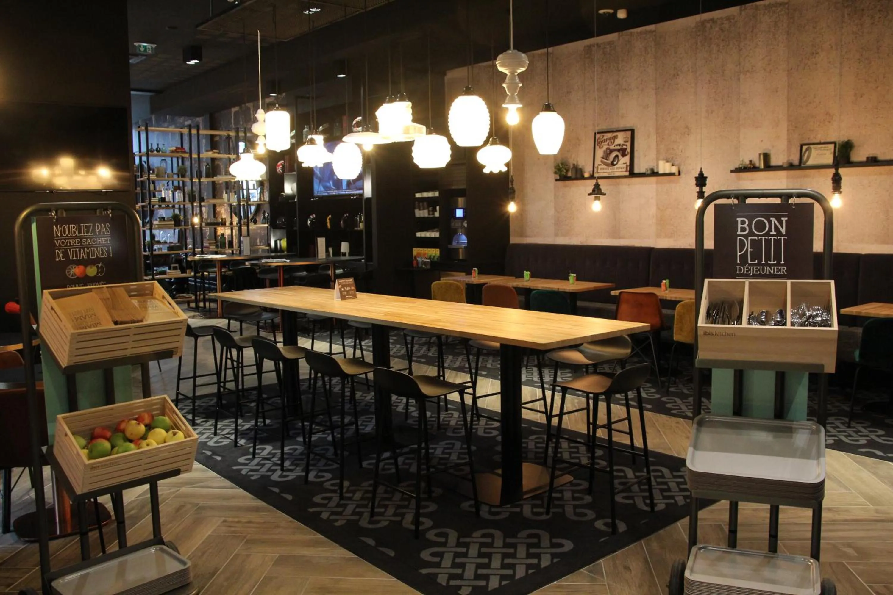 Communal lounge/ TV room in ibis Le Mans Centre Gare Nord