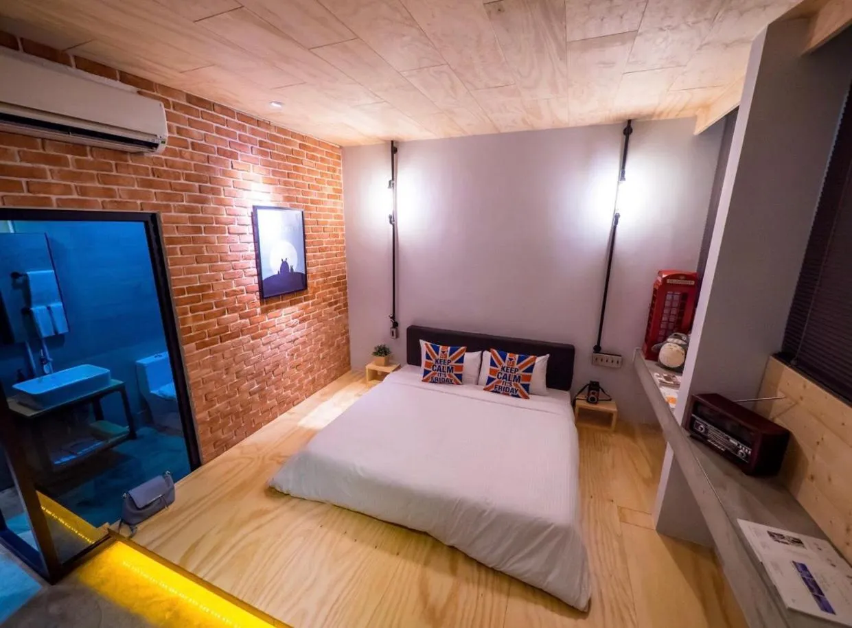 Photo of the whole room, Bed in Timing House