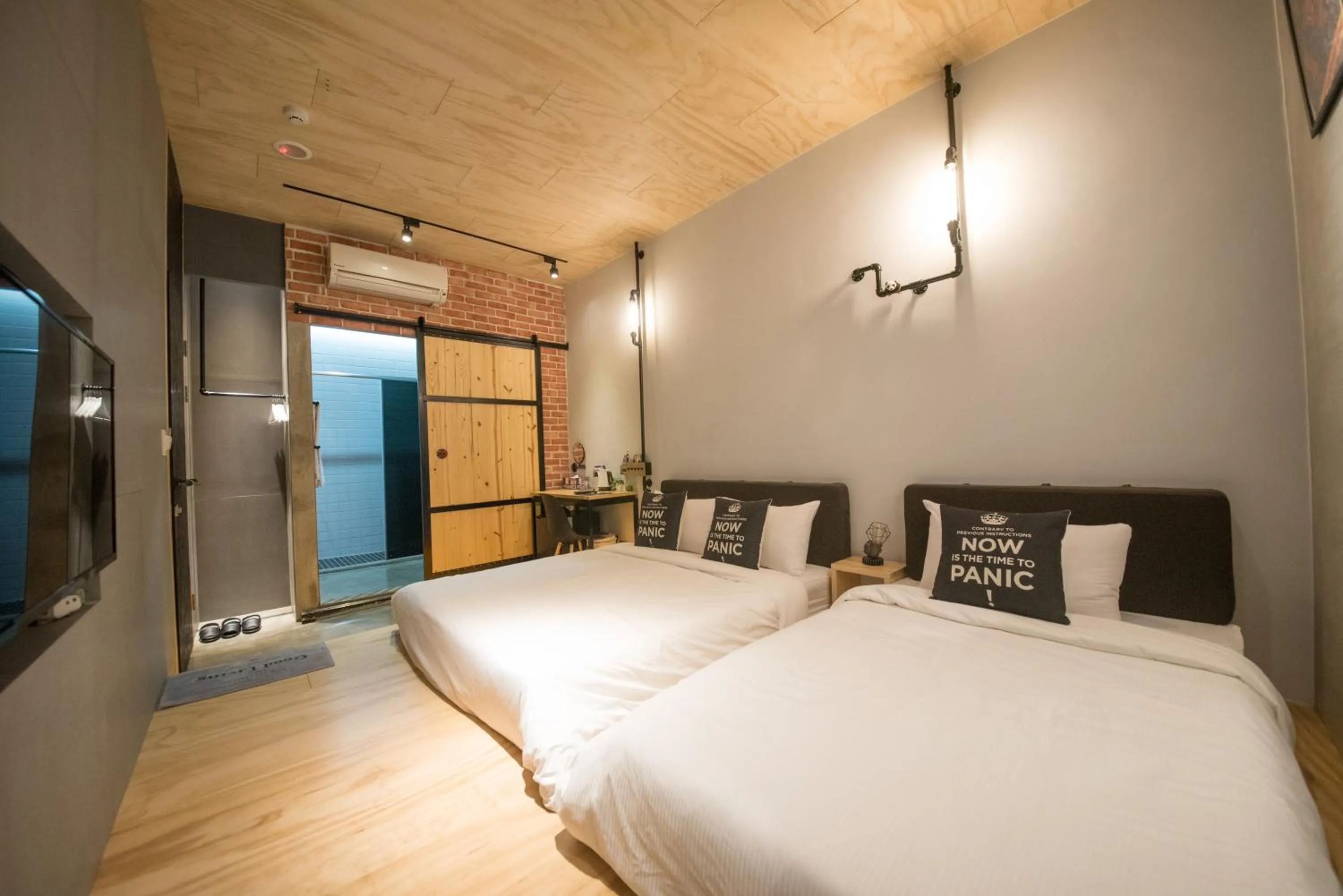 Photo of the whole room, Bed in Timing House