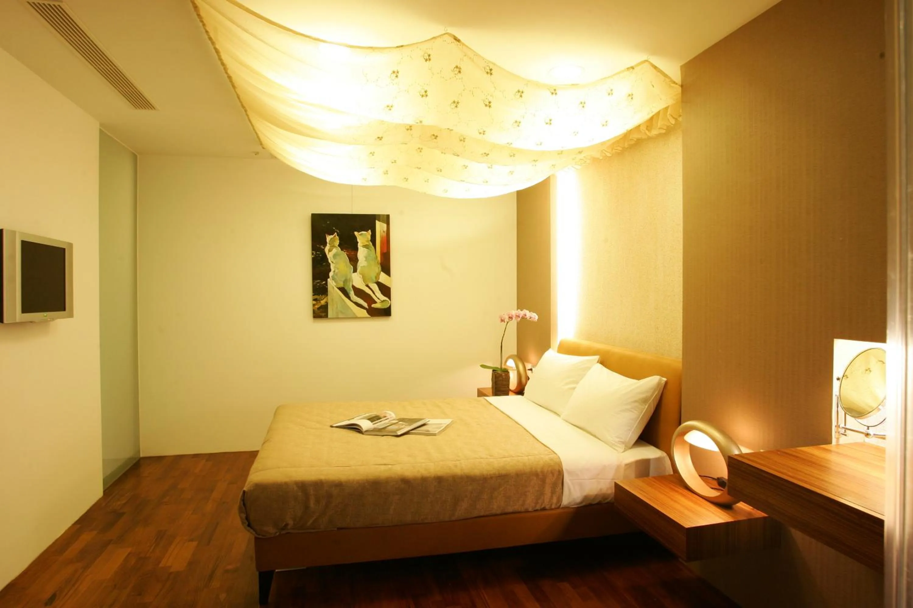 Photo of the whole room, Bed in Timing House