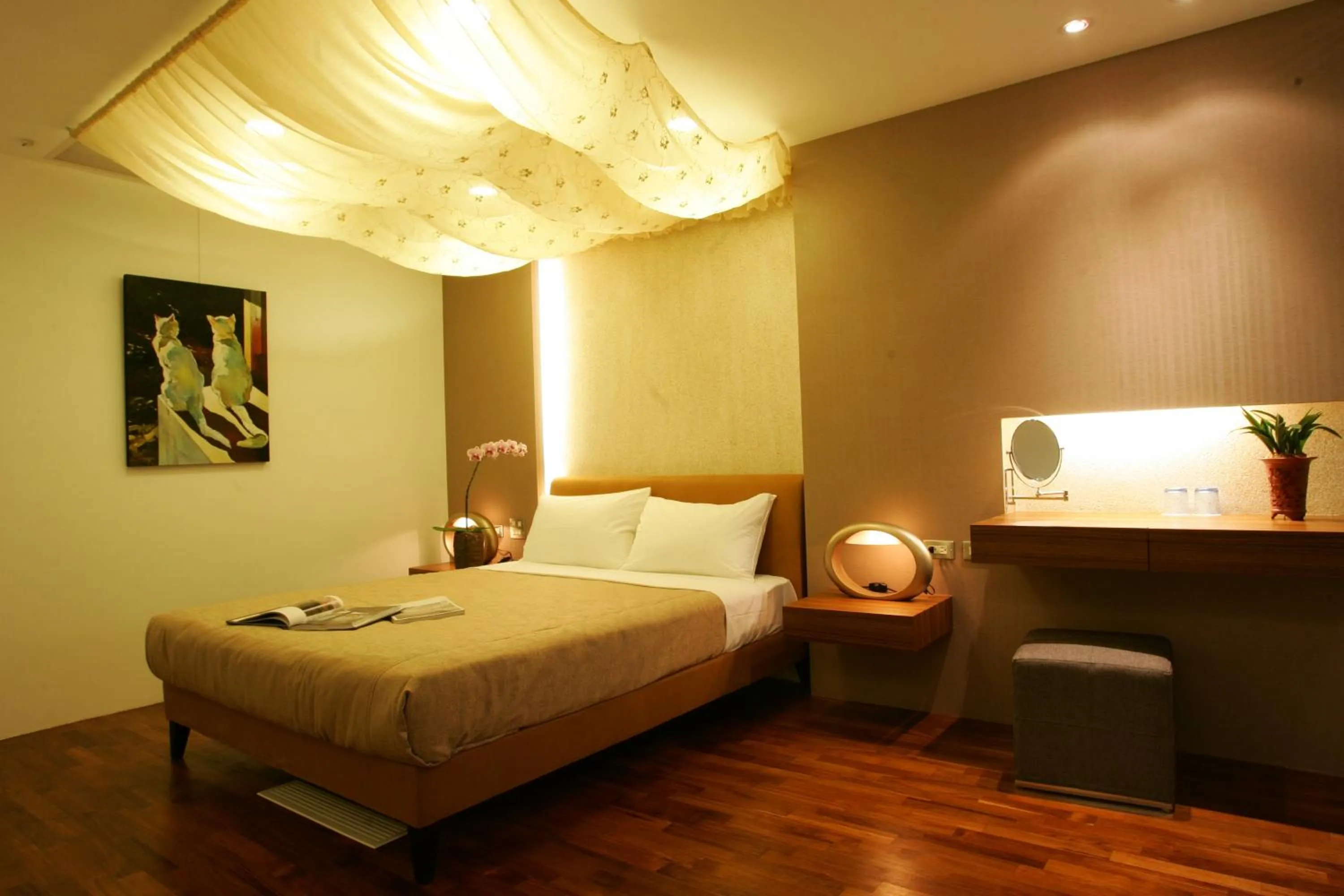 Photo of the whole room, Bed in Timing House