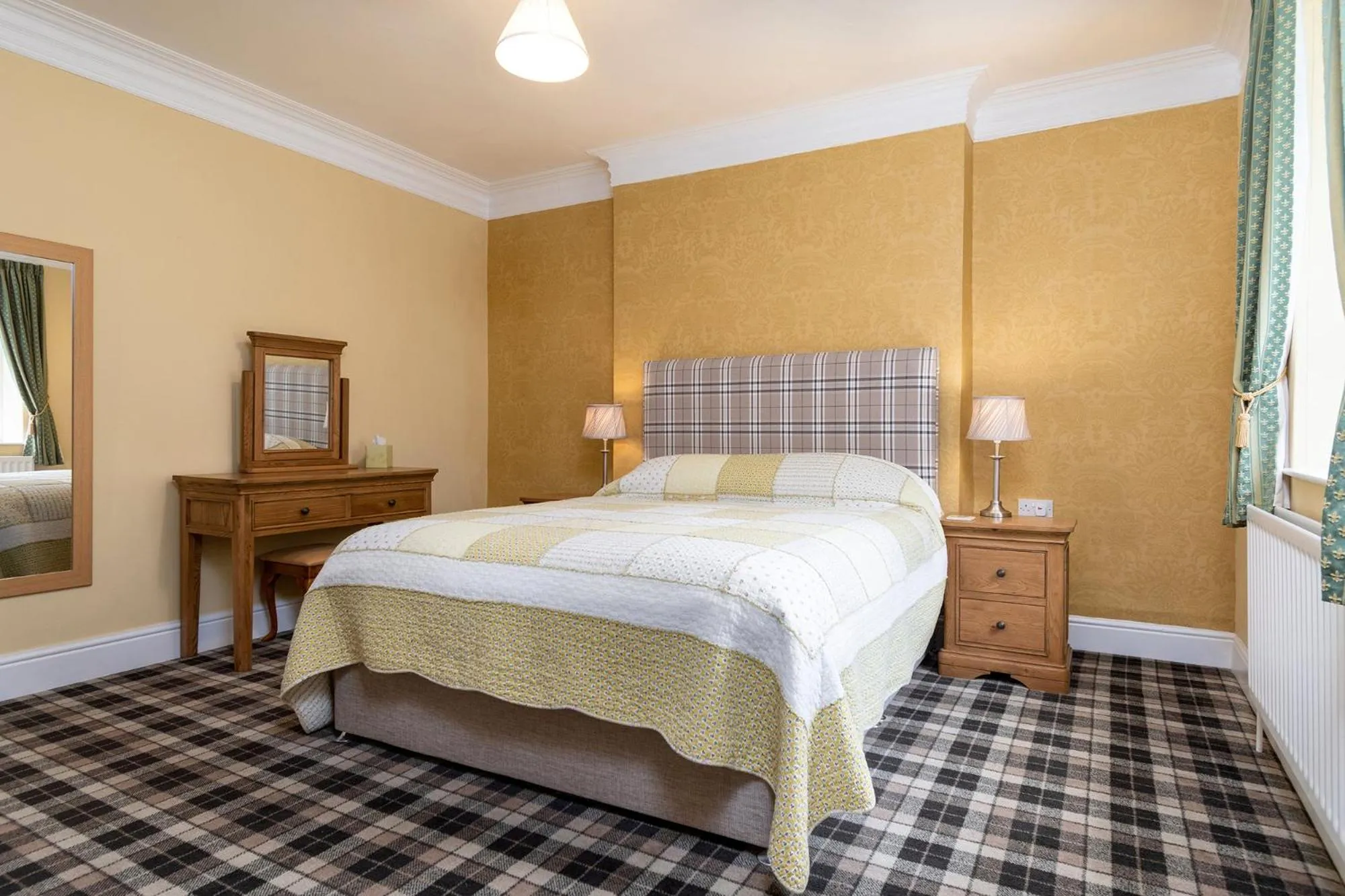 Bedroom, Bed in Crown Lodge