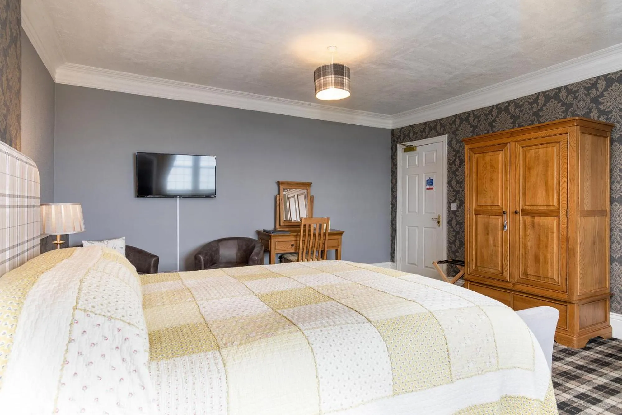 Photo of the whole room, Bed in Crown Lodge