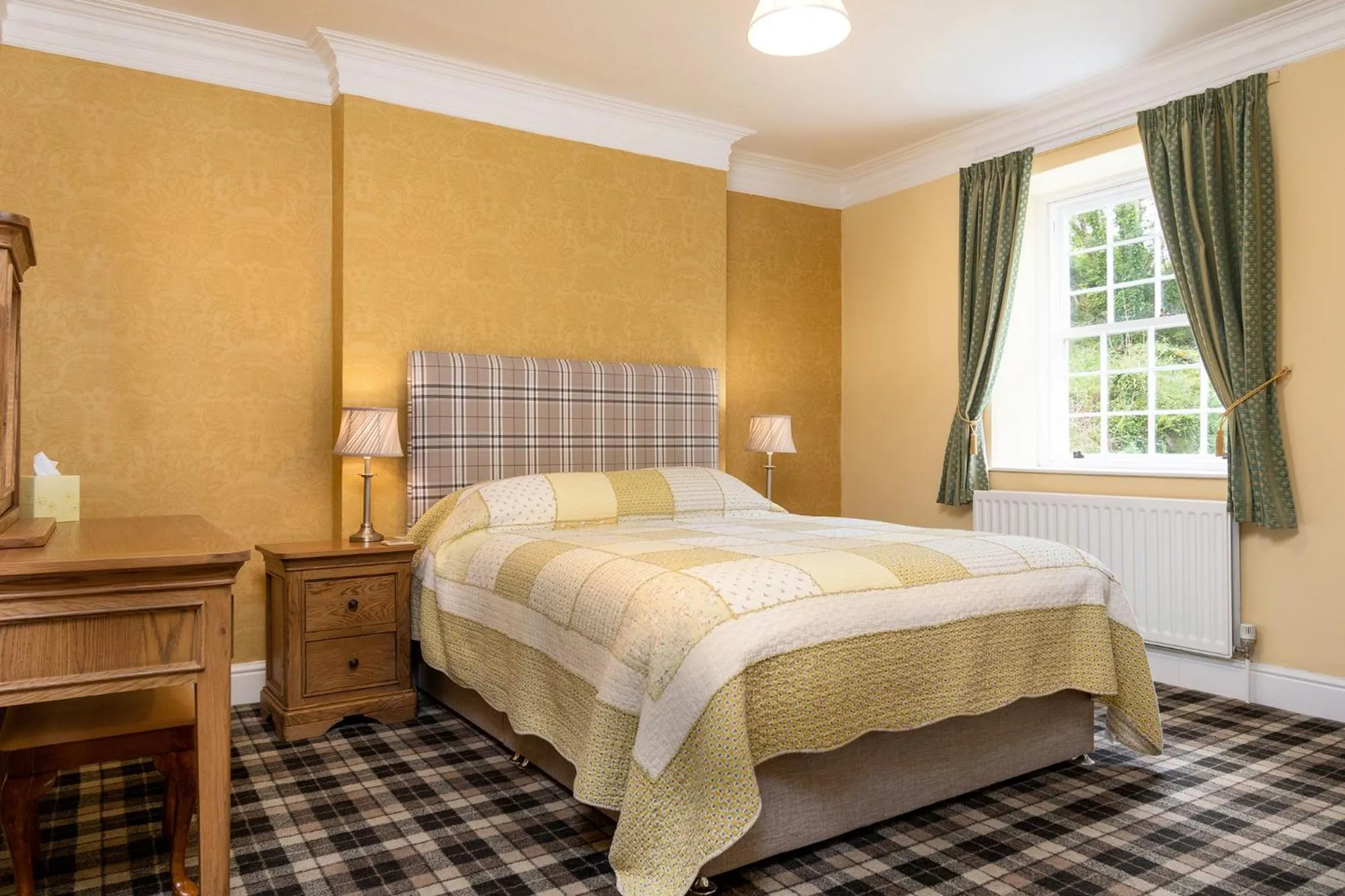 Bedroom, Bed in Crown Lodge