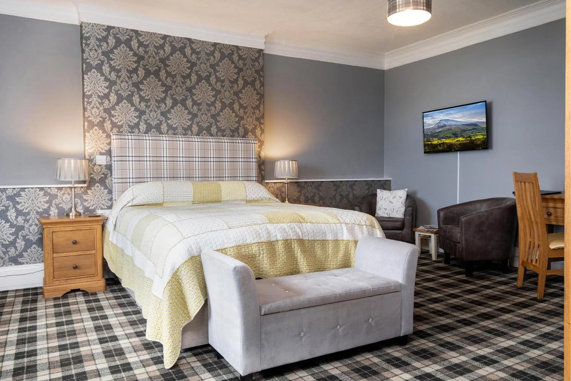 Photo of the whole room, Bed in Crown Lodge